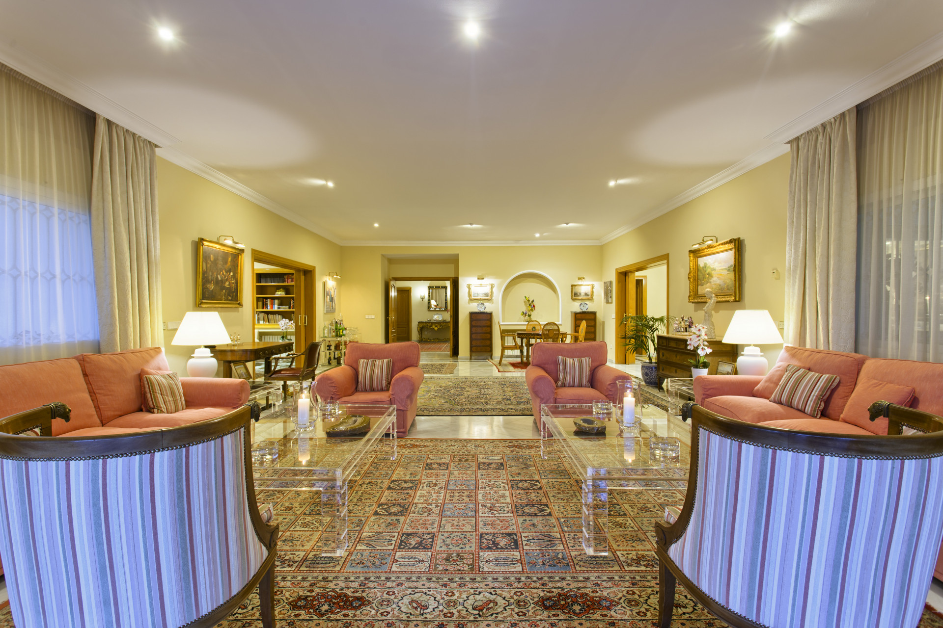 Classical-style beachside villa with open views in Guadalmina Baja in San Pedro de Alcantara