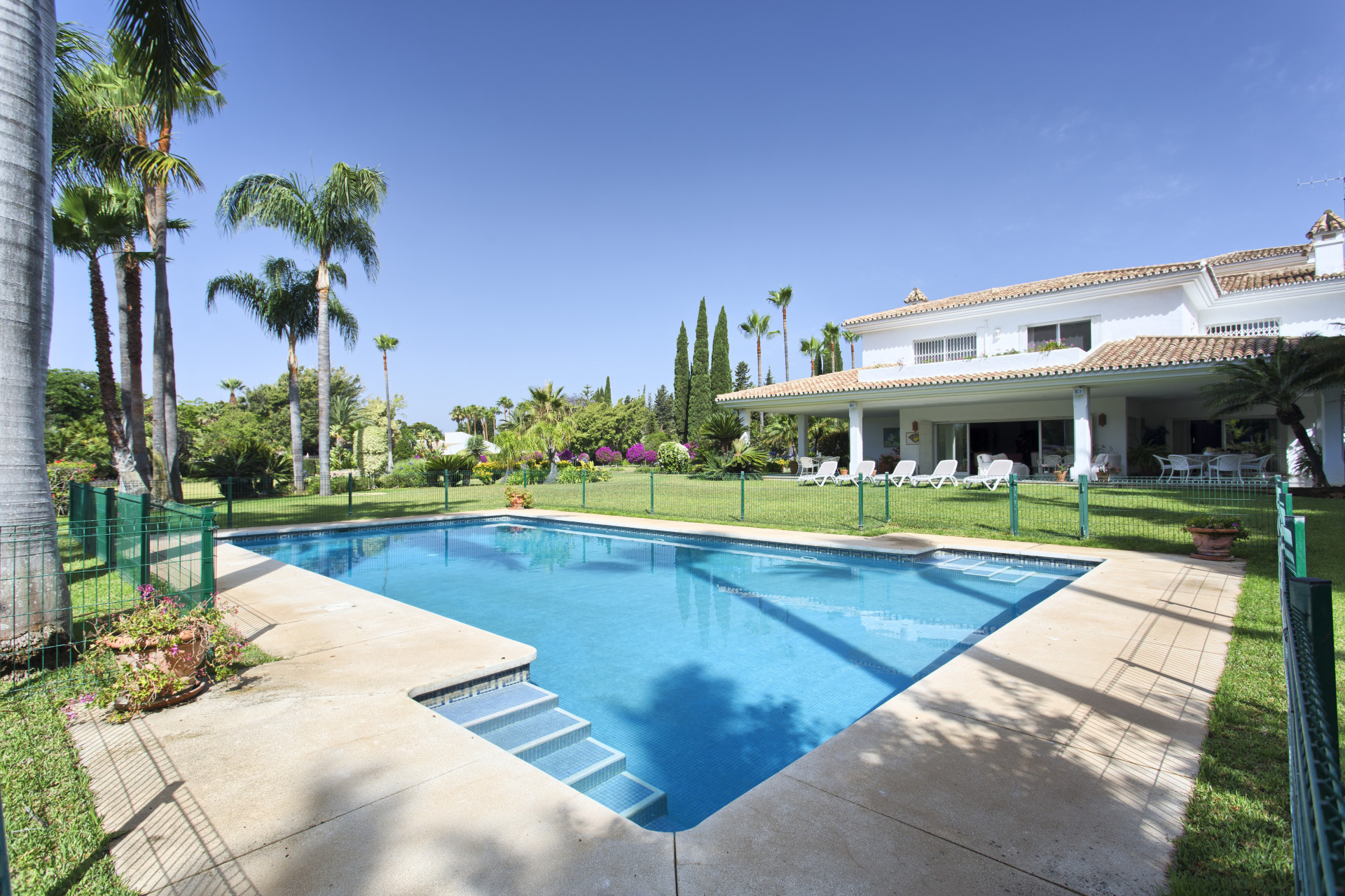 Classical-style beachside villa with open views in Guadalmina Baja in San Pedro de Alcantara