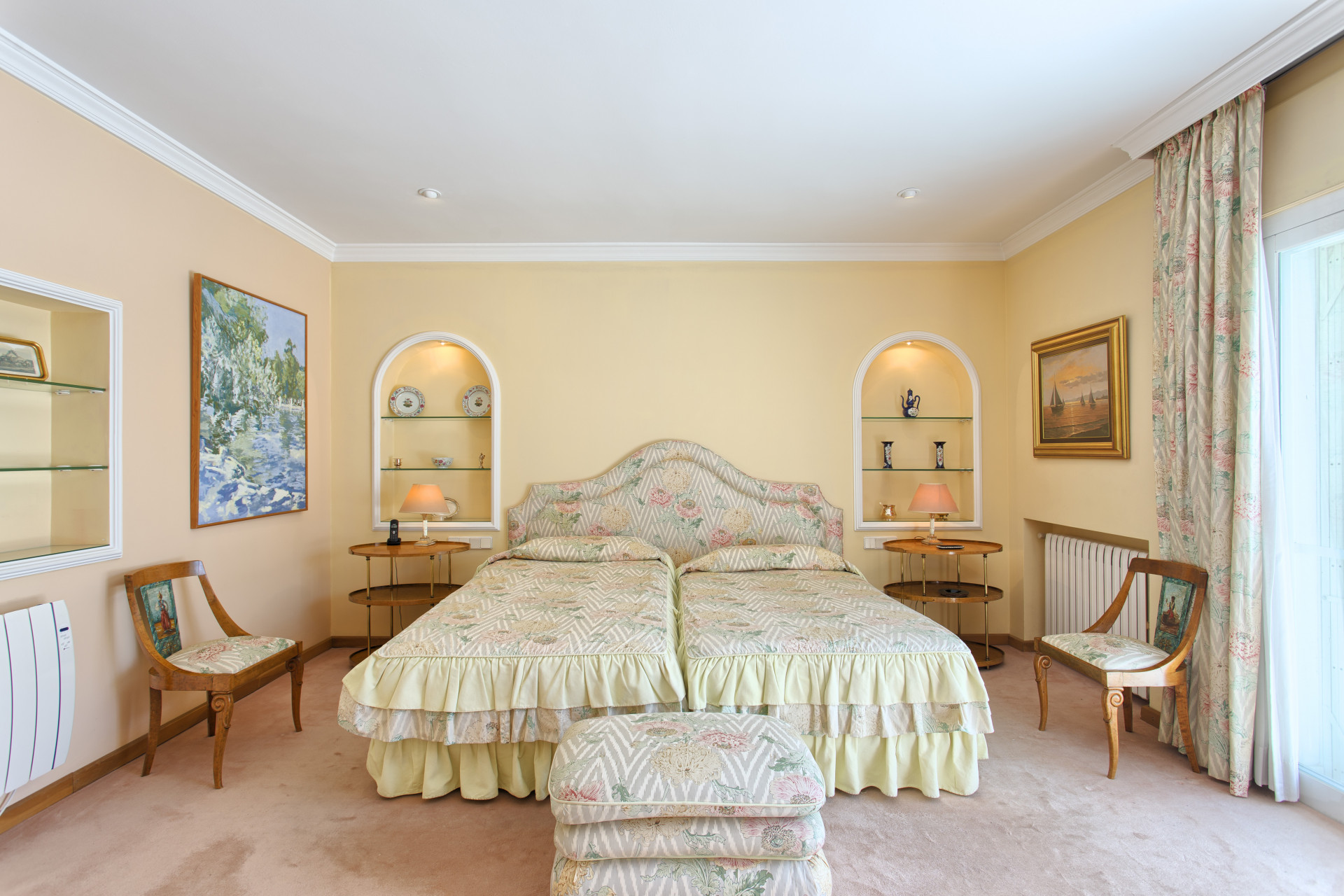 Classical-style beachside villa with open views in Guadalmina Baja in San Pedro de Alcantara