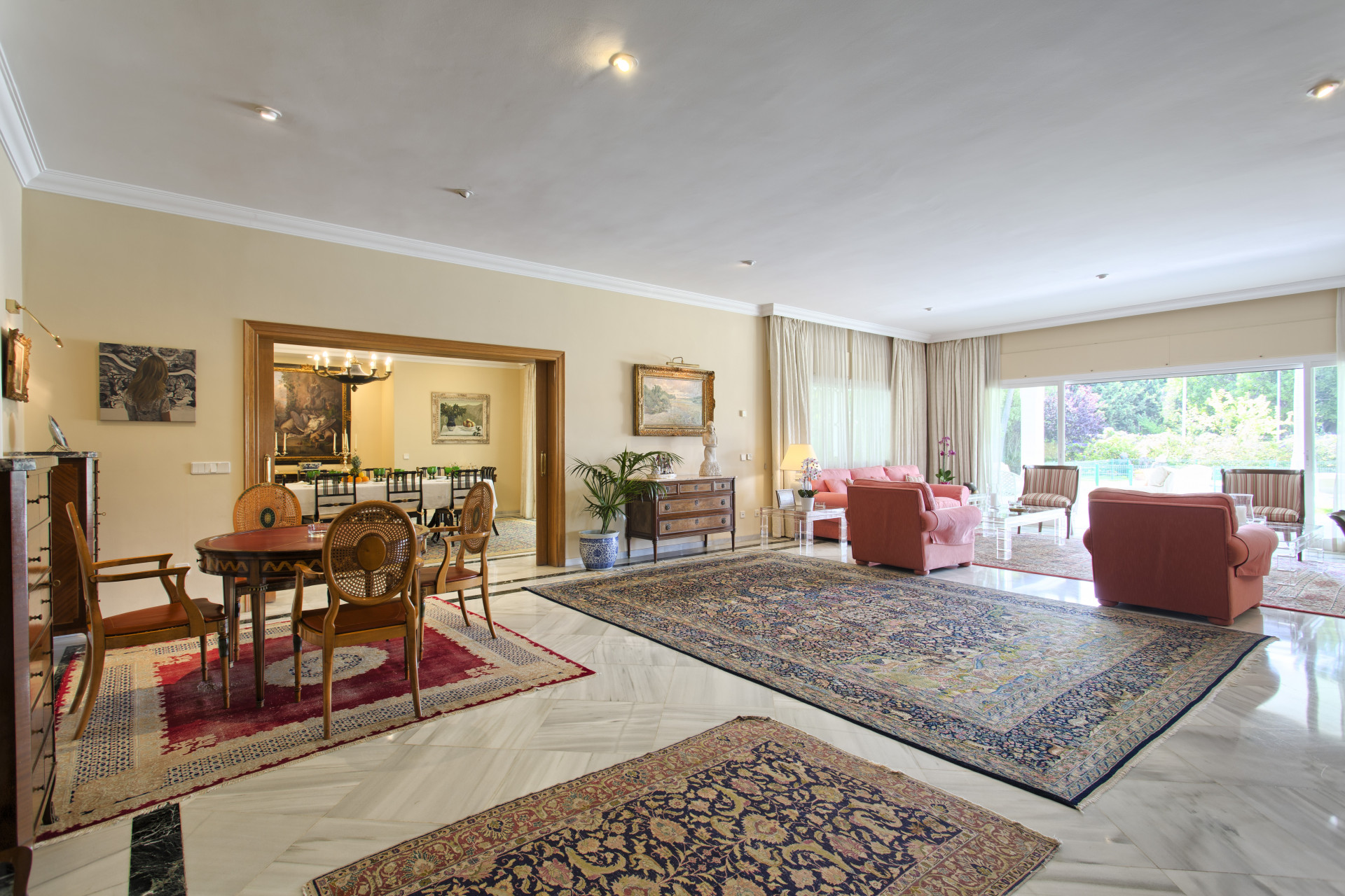 Classical-style beachside villa with open views in Guadalmina Baja in San Pedro de Alcantara