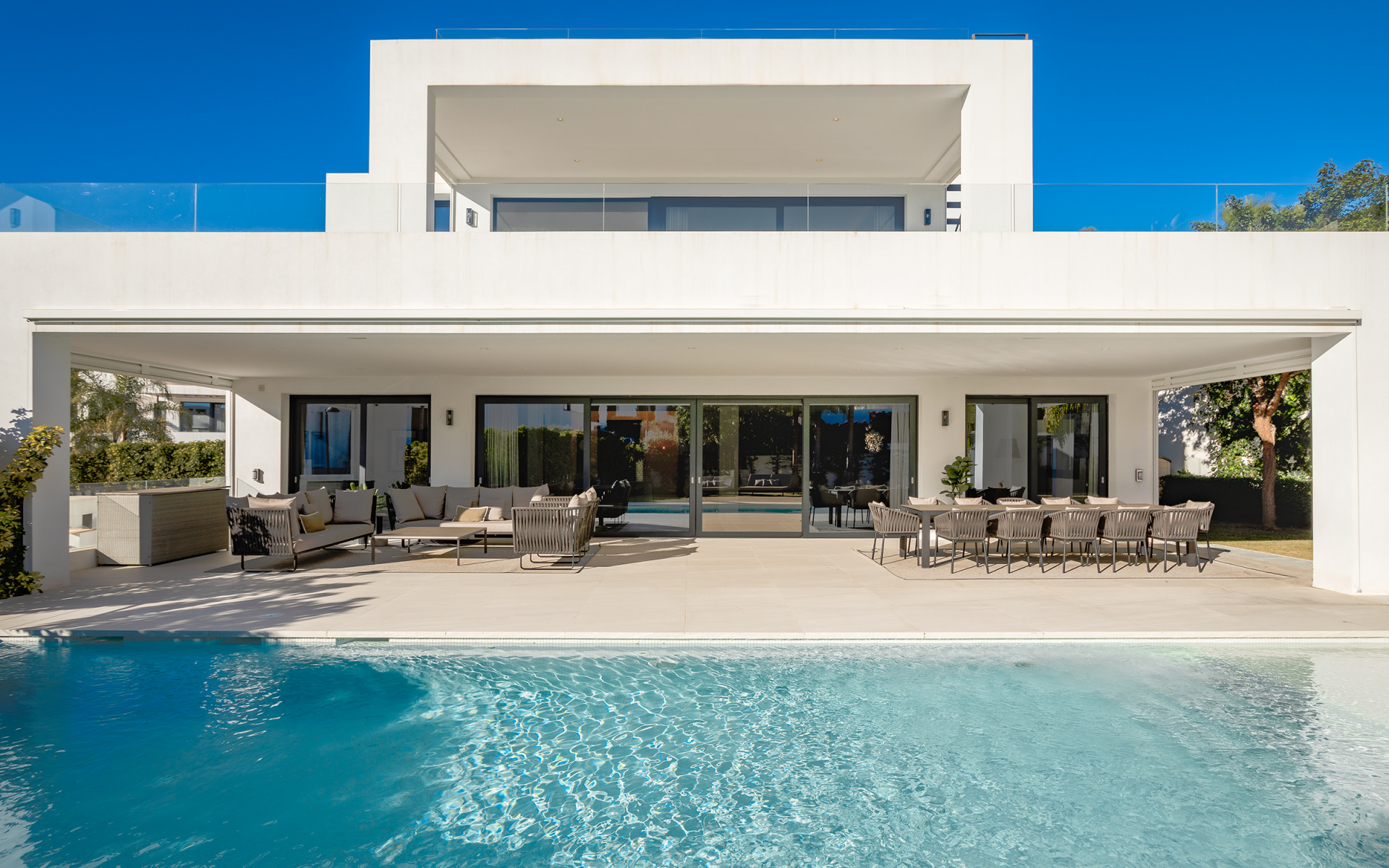 Luxe villa in een prestigieuze omheinde gemeenschap in de Golfvallei in Nueva Andalucia
