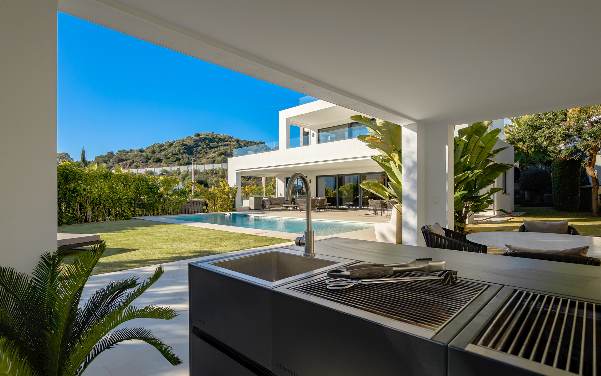 Luxe villa in een prestigieuze omheinde gemeenschap in de Golfvallei in Nueva Andalucia