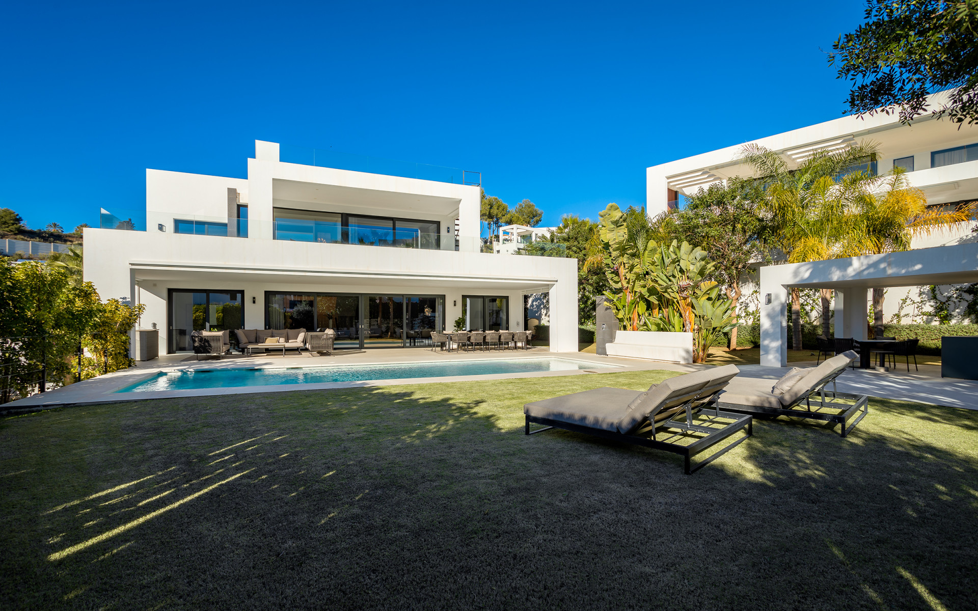 Luxe villa in een prestigieuze omheinde gemeenschap in de Golfvallei in Nueva Andalucia
