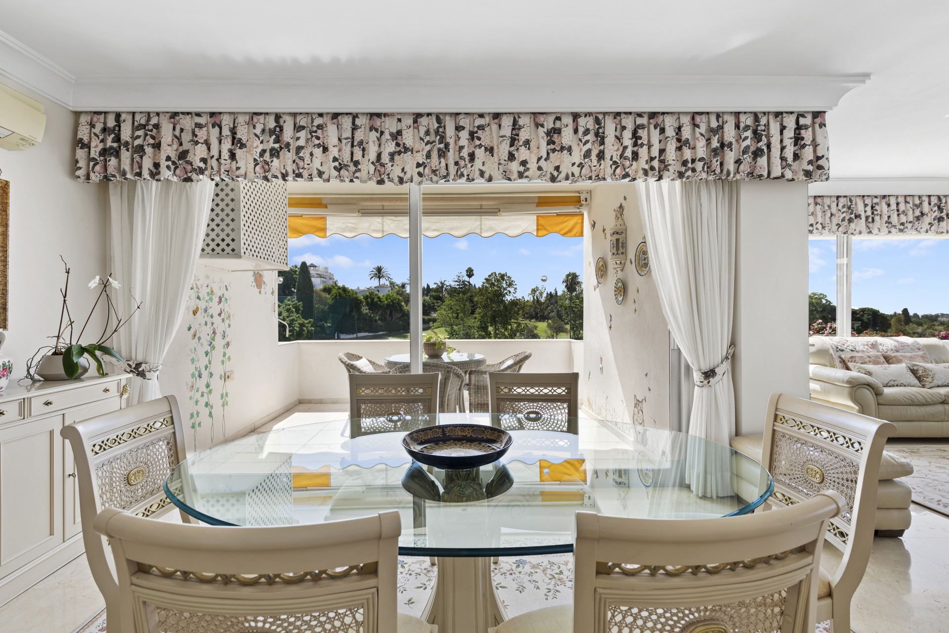 Spacious 3 bedroom apartment with beautiful views. in San Pedro de Alcantara