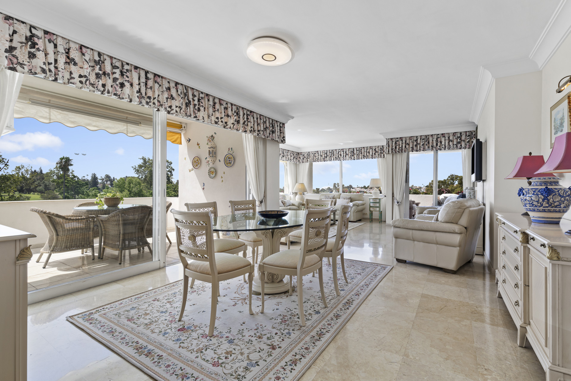 Spacious 3 bedroom apartment with beautiful views. in San Pedro de Alcantara