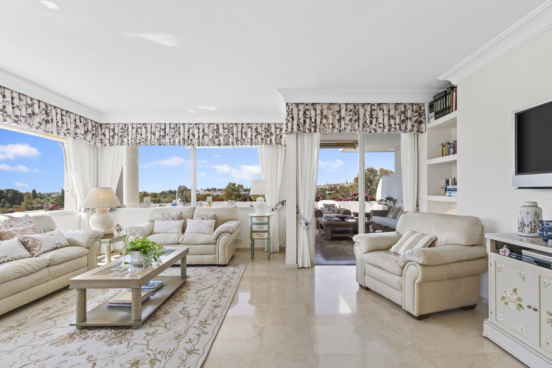 Spacious 3 bedroom apartment with beautiful views. in San Pedro de Alcantara