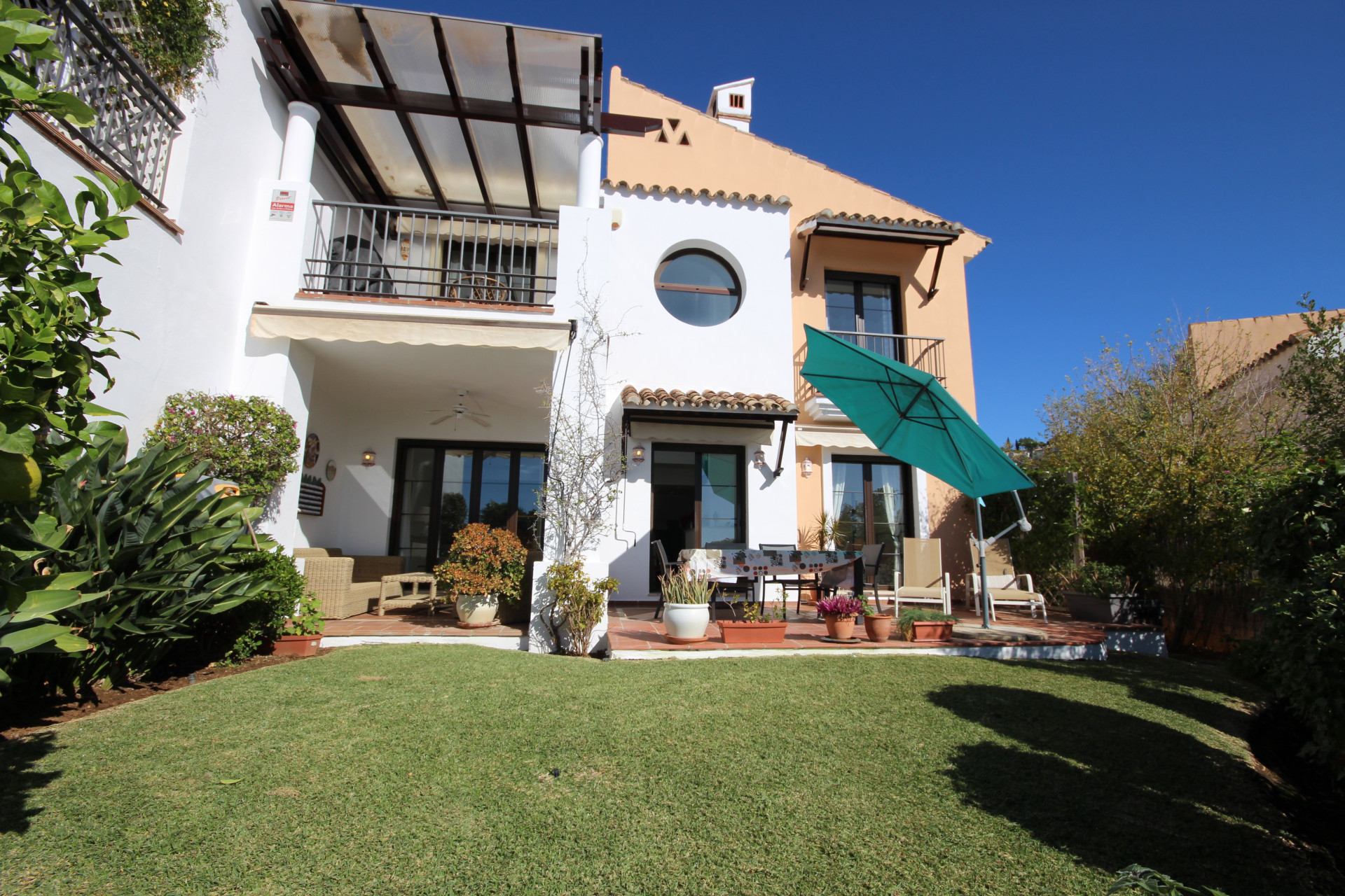 Charming 4 bedroom semi-detached House with sea views in Los Arqueros Golf - Benahavis