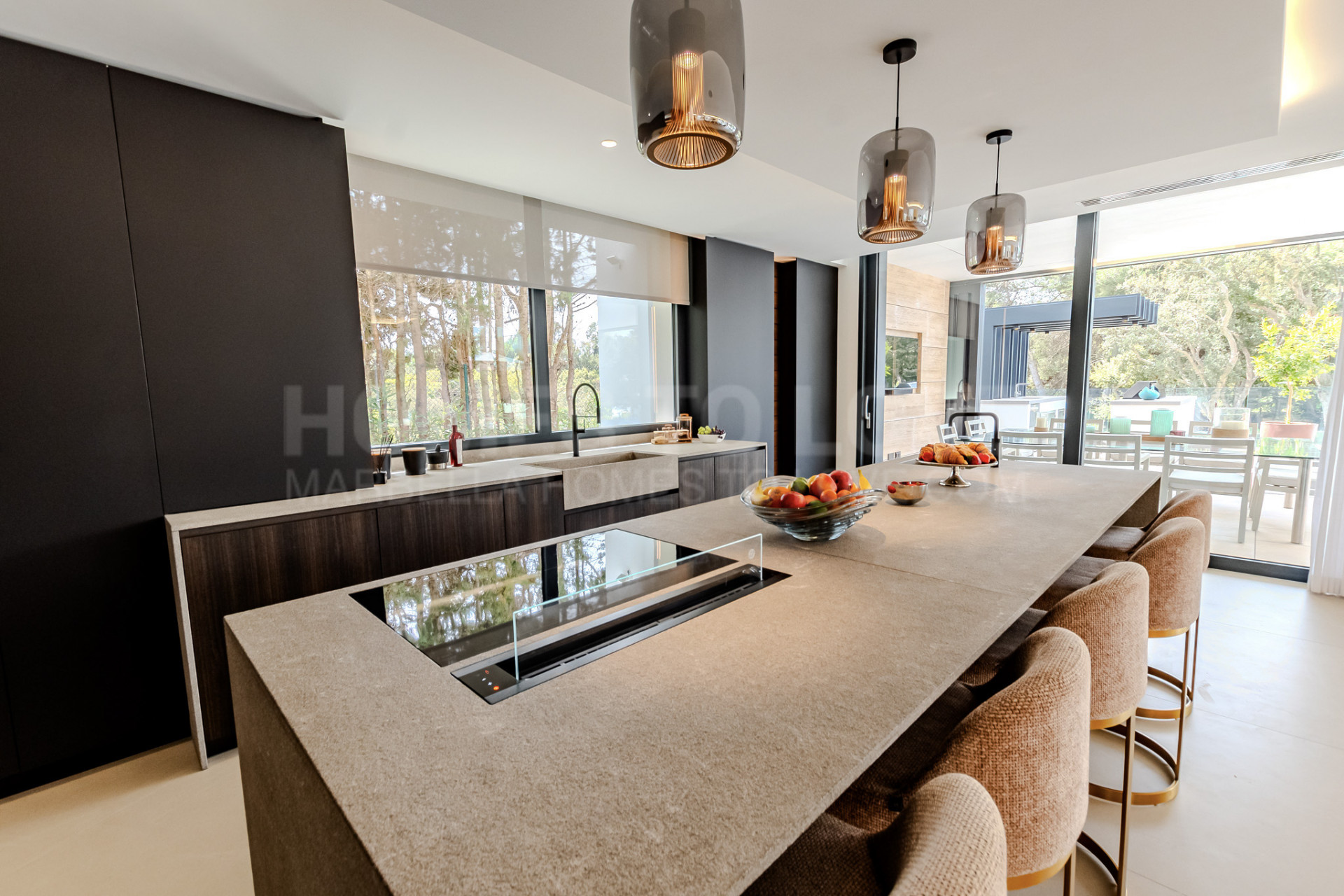 Una Obra Maestra de la Elegancia Moderna en Kings and Queens en Sotogrande