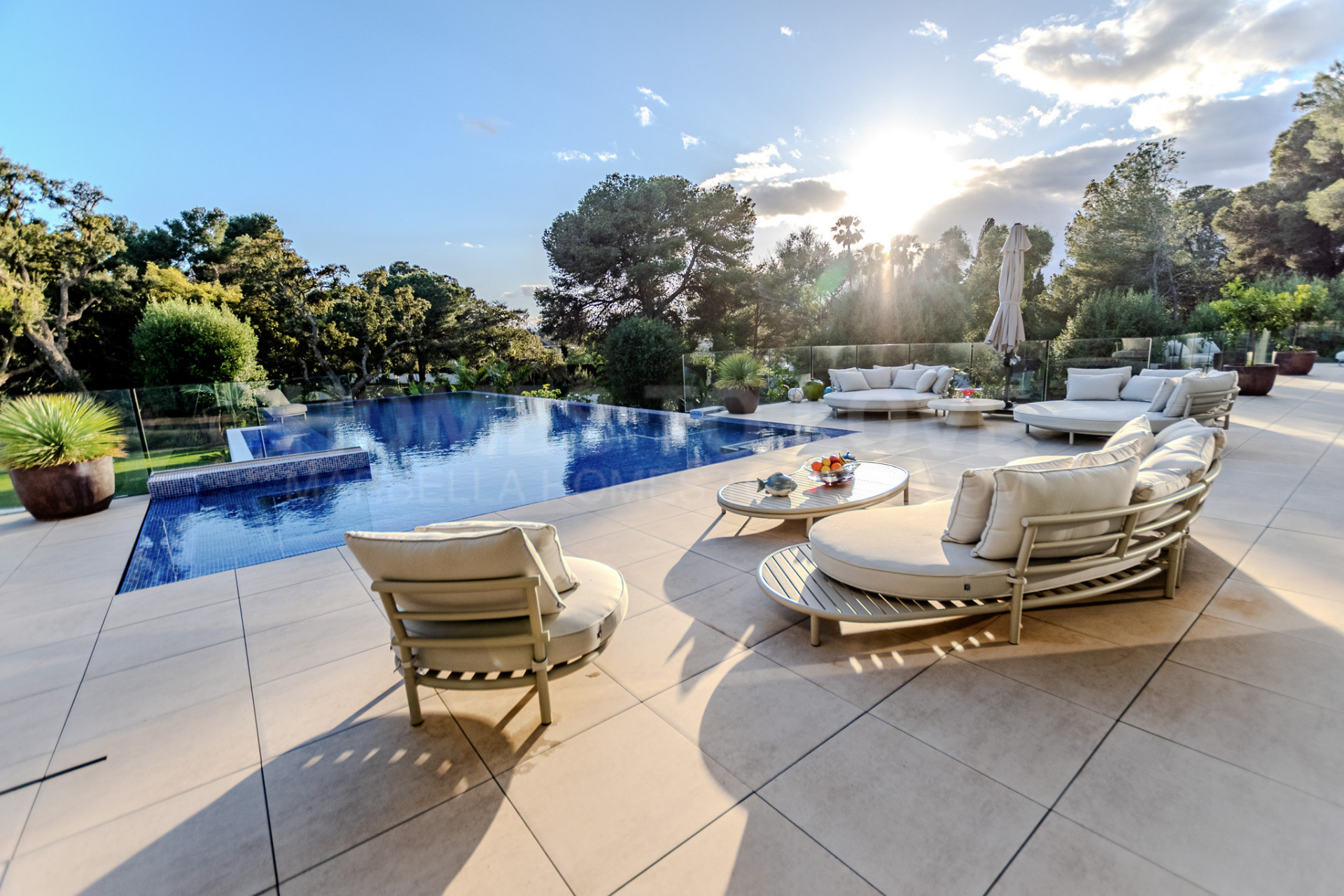 Una Obra Maestra de la Elegancia Moderna en Kings and Queens en Sotogrande