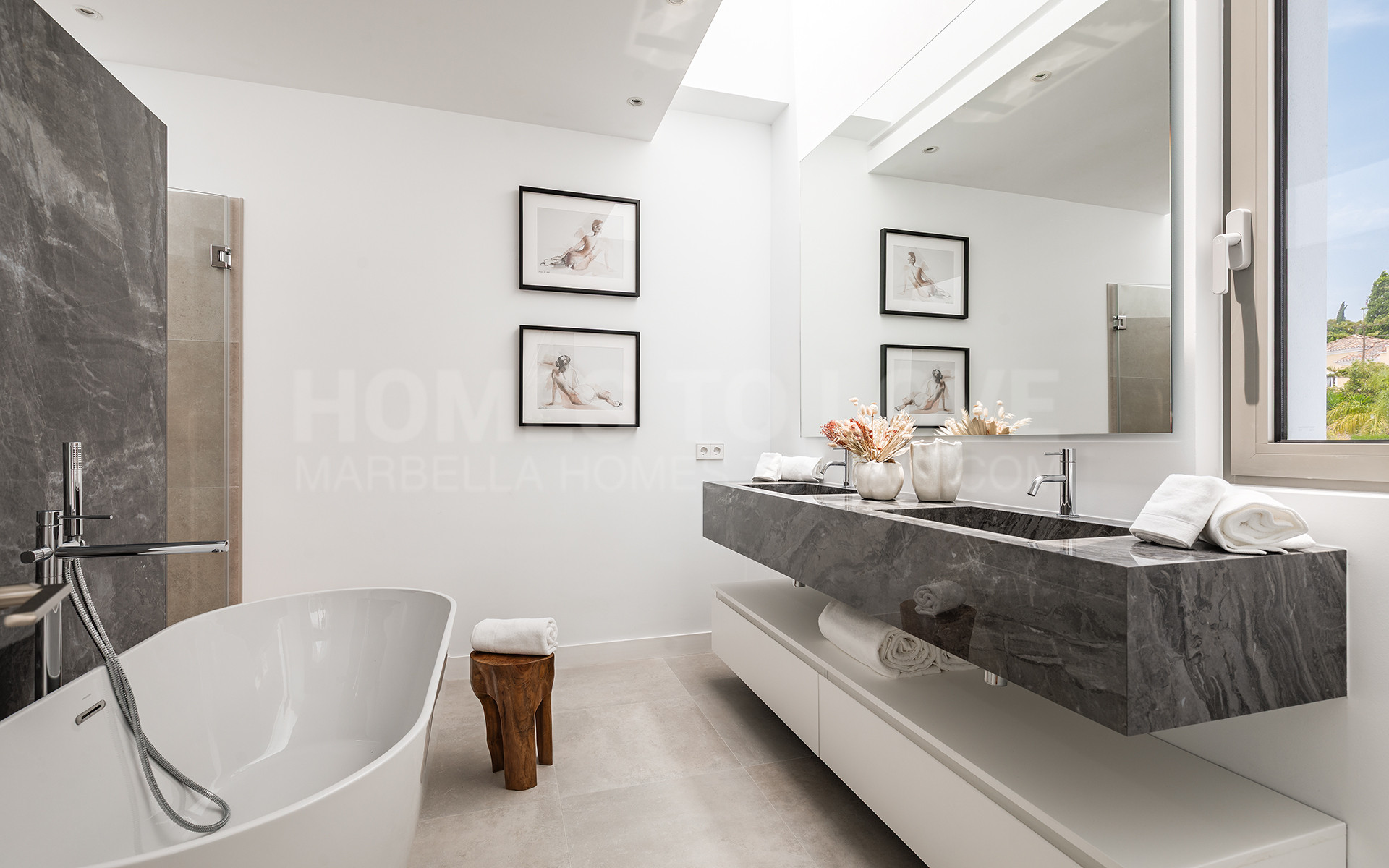 Villa contemporánea de 5 dormitorios en El Paraíso, New Golden Mile, Marbella.