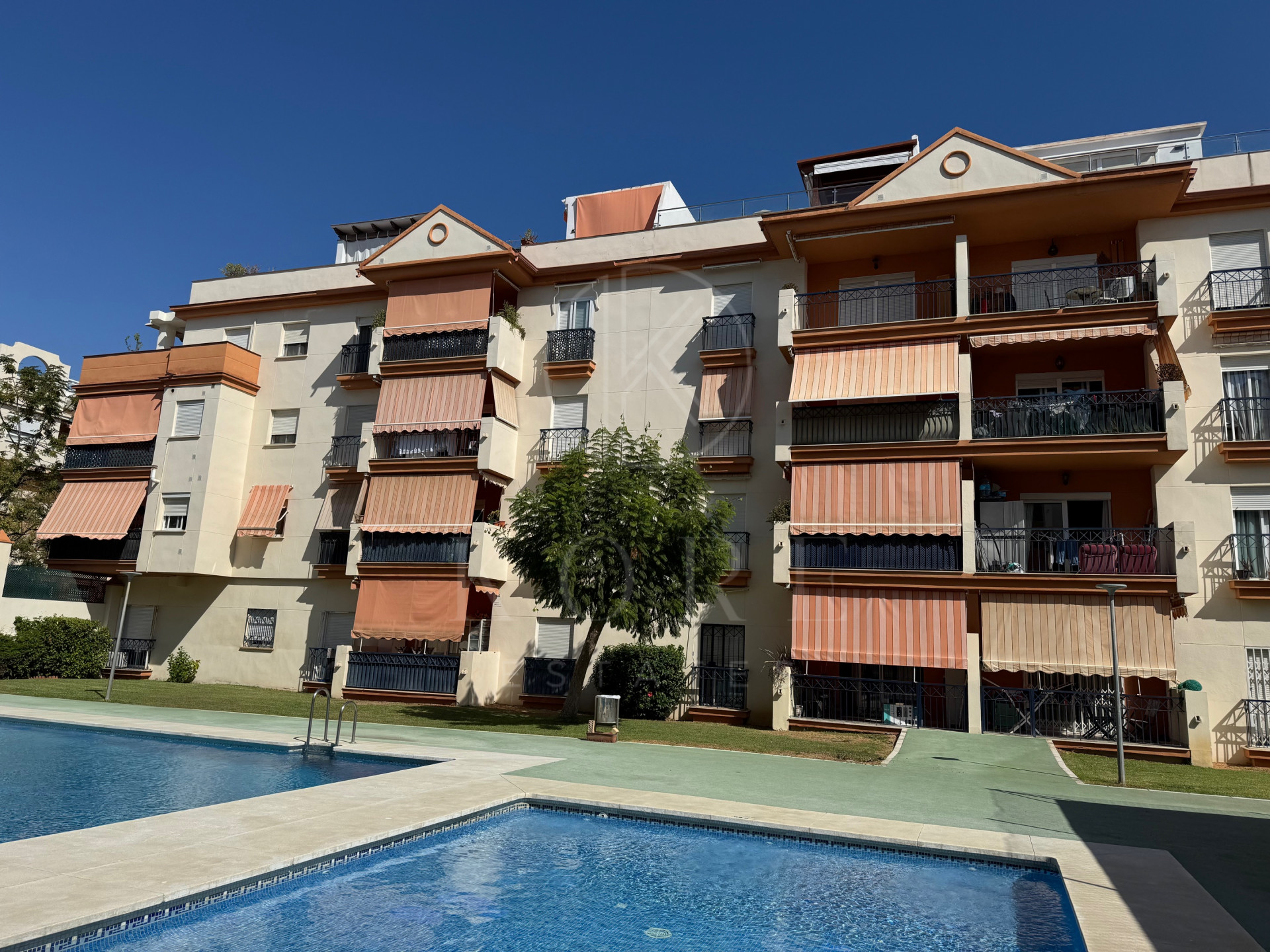 Ático Exclusivo de 4 Dormitorios en el Corazón de Estepona con Terraza y Solárium Privado