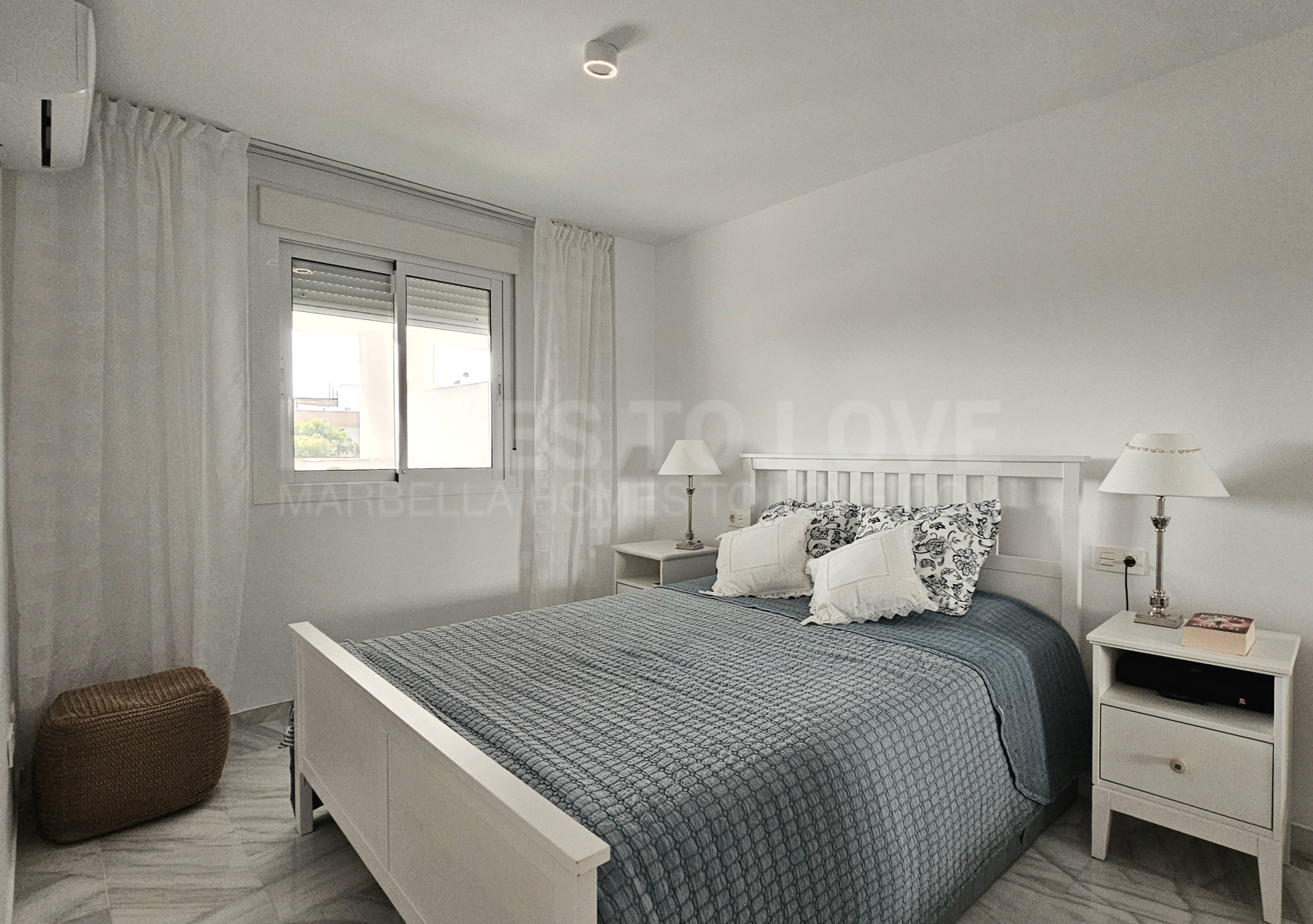 Moderno y luminoso apartamento de 2 dormitorios, vistas al mar y montaña/ Doña Julia Golf Resort, en Casares Costa