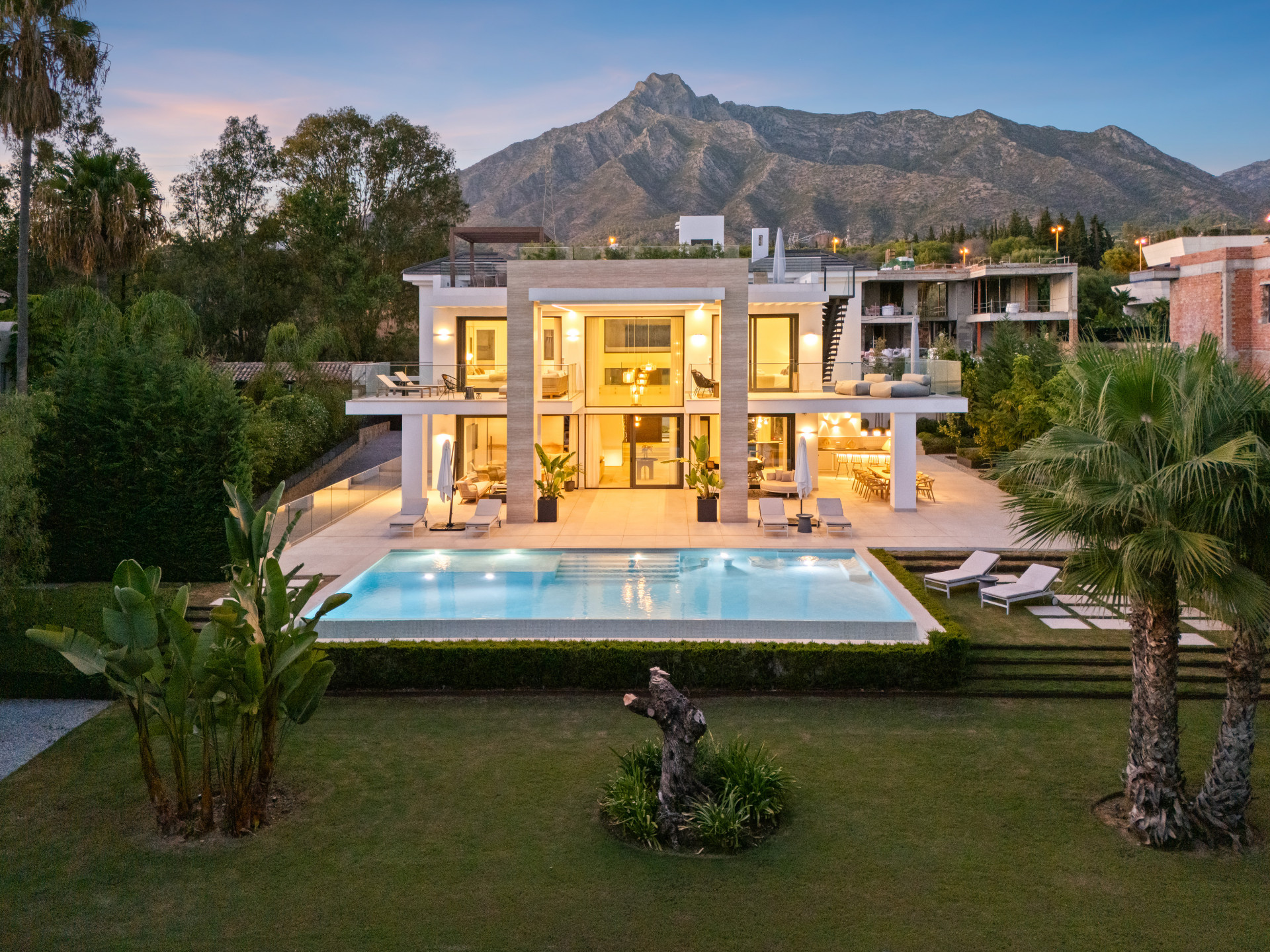 Villa for sale in Altos de Puente Romano, Marbella Golden Mile