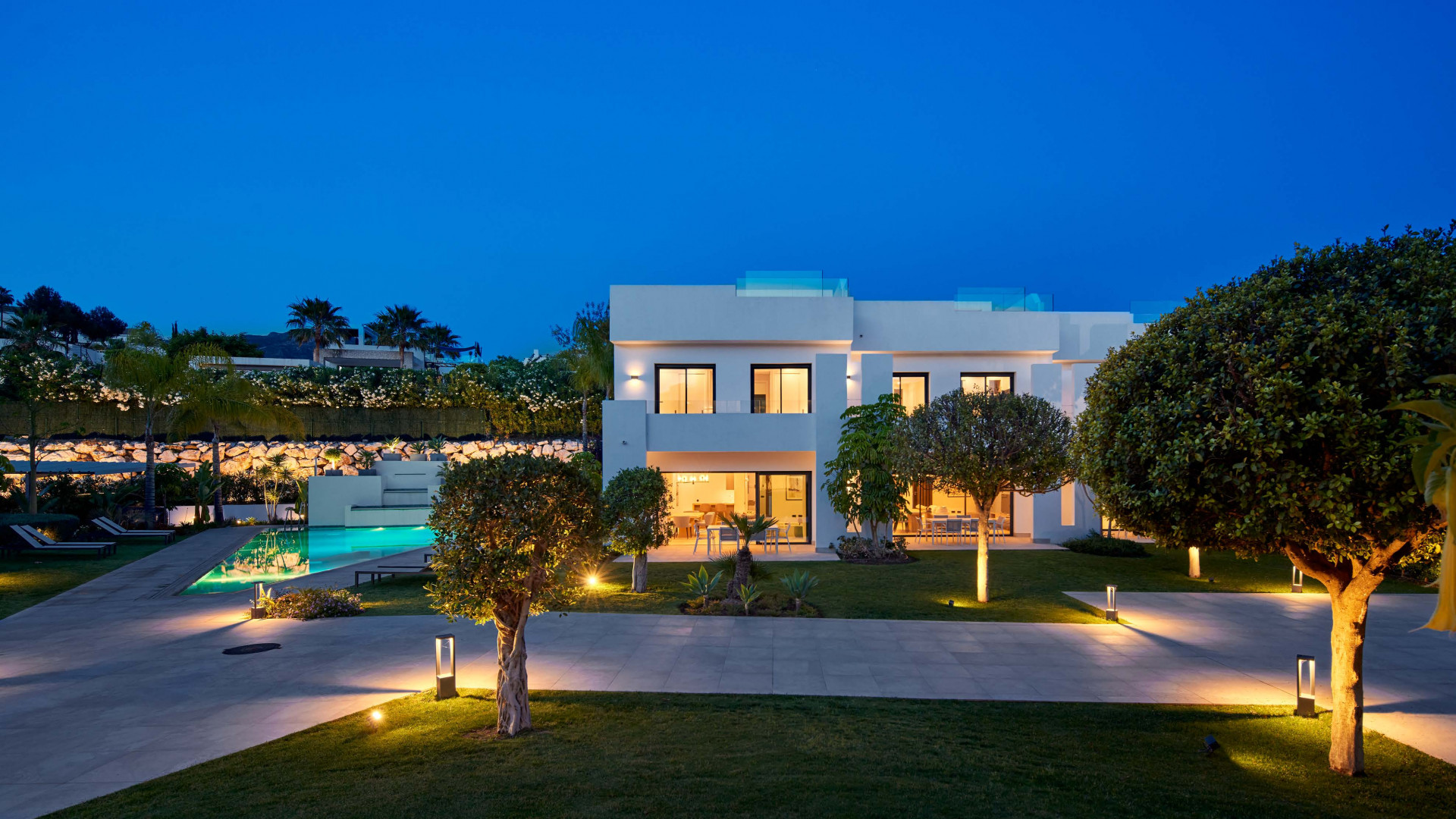 Modern Luxury Semi Detached 3 Bedroom House with rooftop Jacuzzi and solarium 