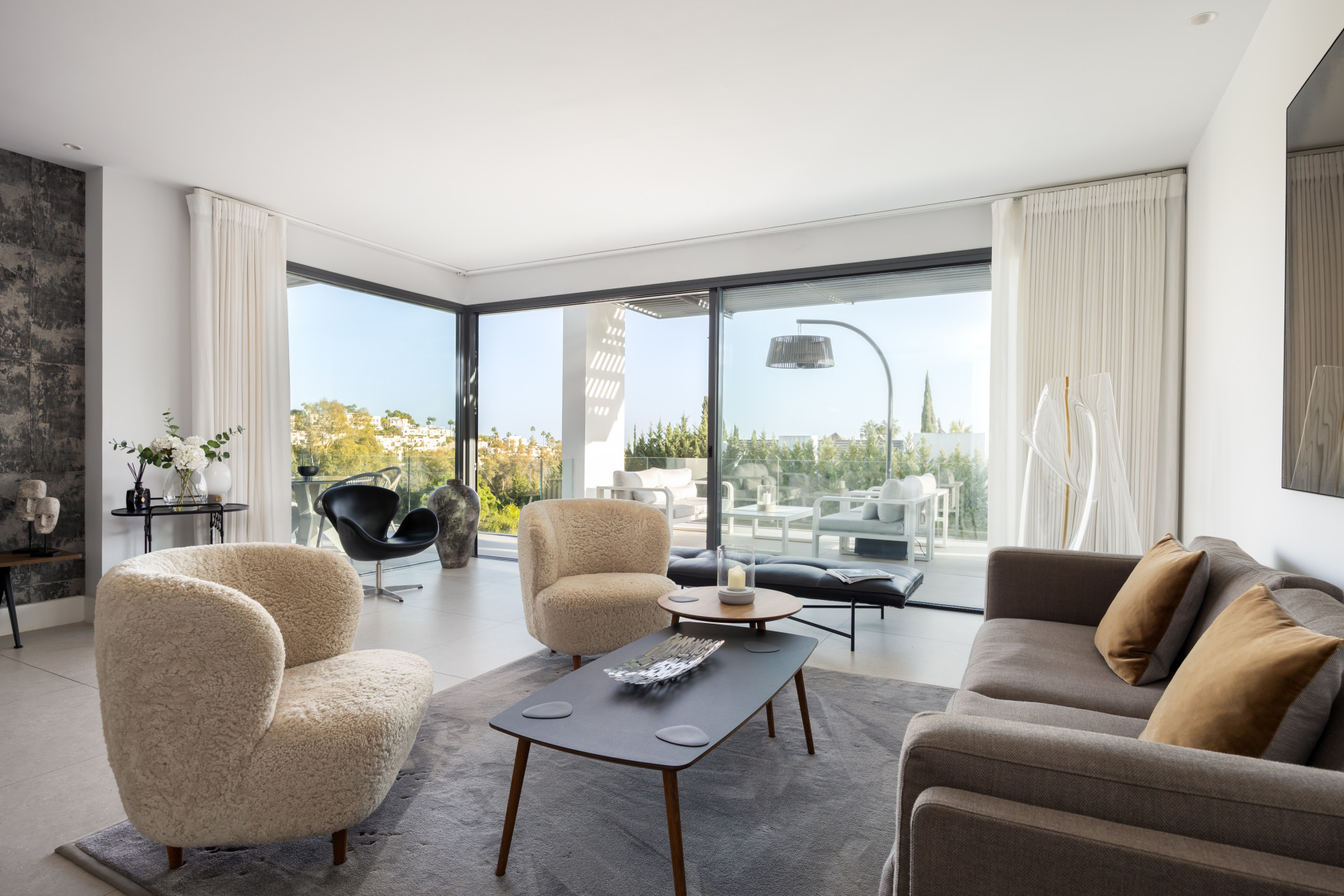 Elegante apartamento de 2 dormitorios, 2 baños en el Valle del Golf de Marbella con 112m2 interior, terraza de 43m2, acabados de lujo, piscinas, gimnasio, conserje & 2 plazas de aparcamiento.