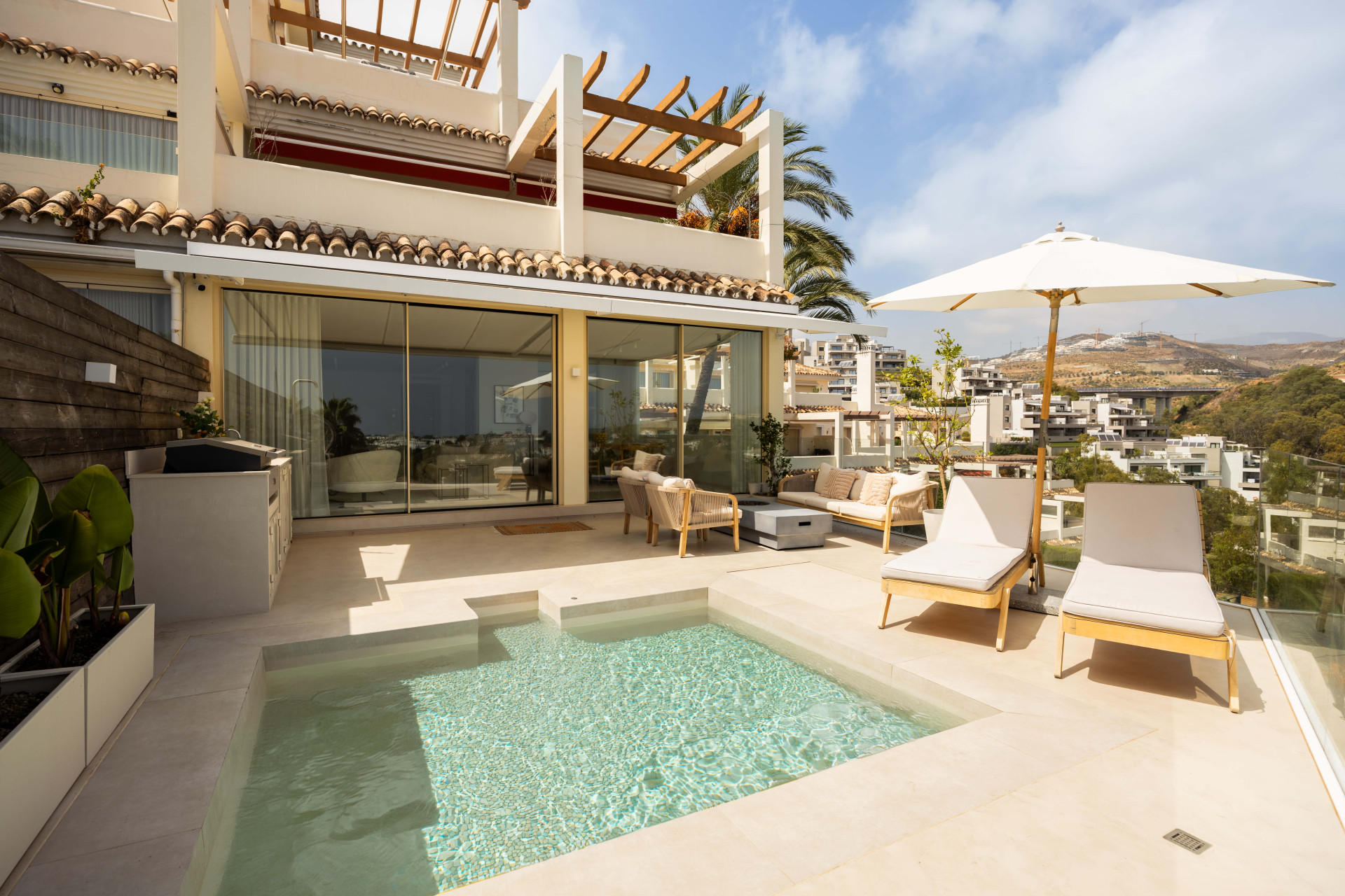 Vistas panorámicas al mar, al lago y a La Concha se encuentran con un diseño moderno, una piscina privada y un estilo de vida al aire libre en Les Belvederes, Nueva Andalucia.