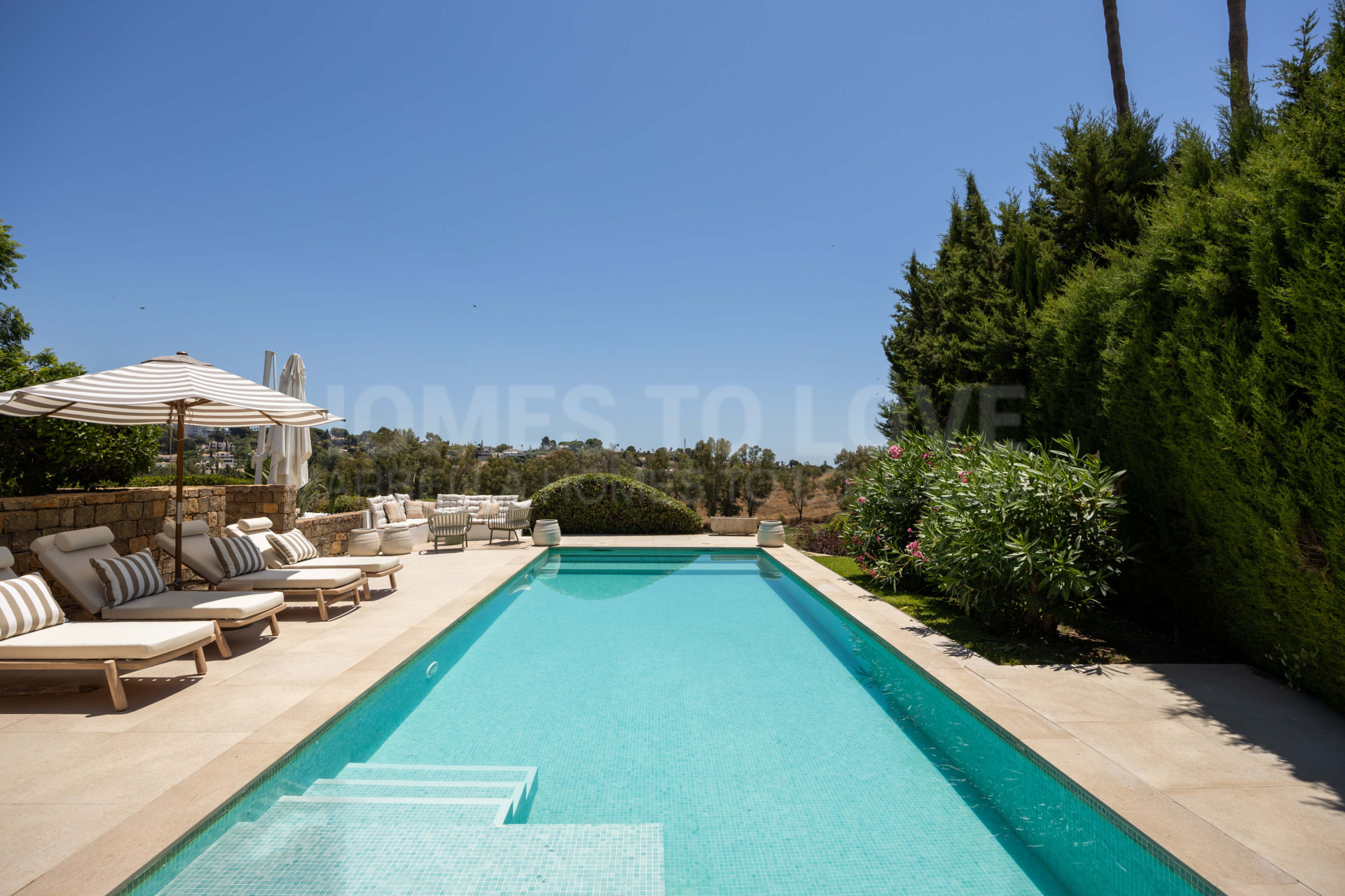 Villa zu verkaufen in Altos del Paraiso, Benahavis