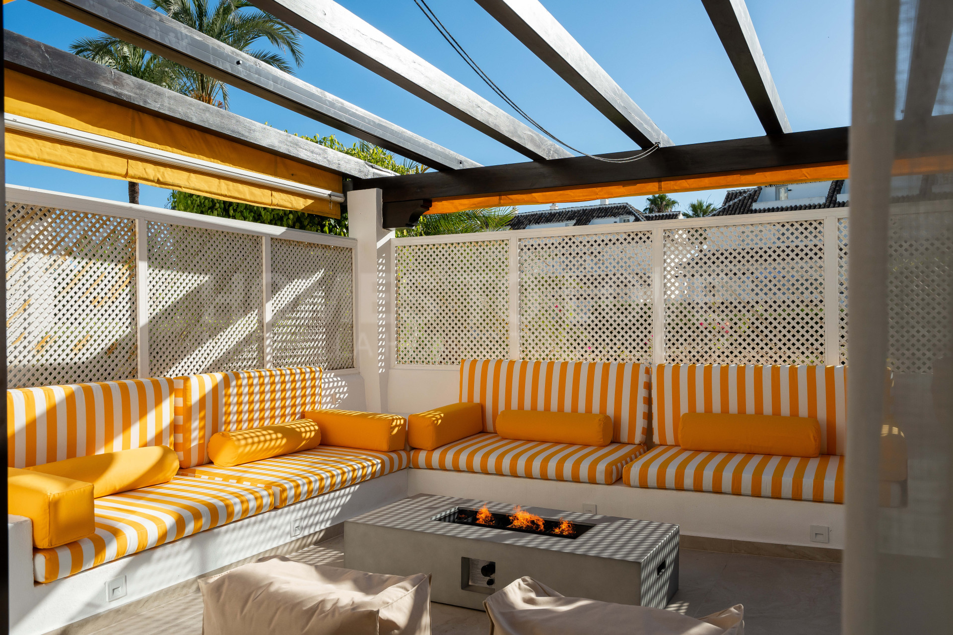 A fully renovated 3-bedroom apartment in iconic Aldea Blanca, rebuilt to Scandinavian standards with premium finishes and two south-west terraces, steps from Puerto Banús.