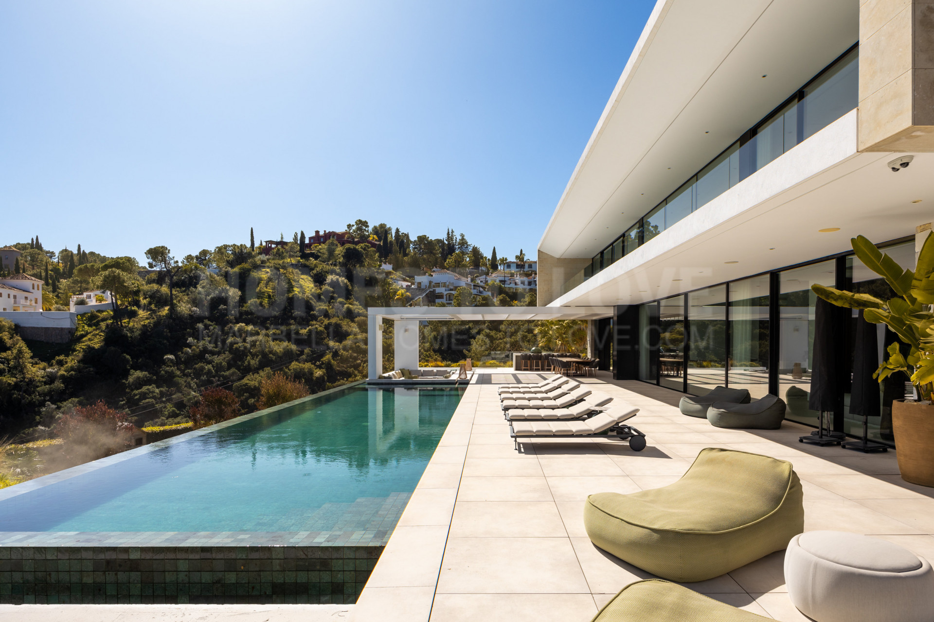 Casa De Canto es una excepcional finca contemporánea de siete habitaciones, en prestigiosa comunidad cerrada de El Madroñal.