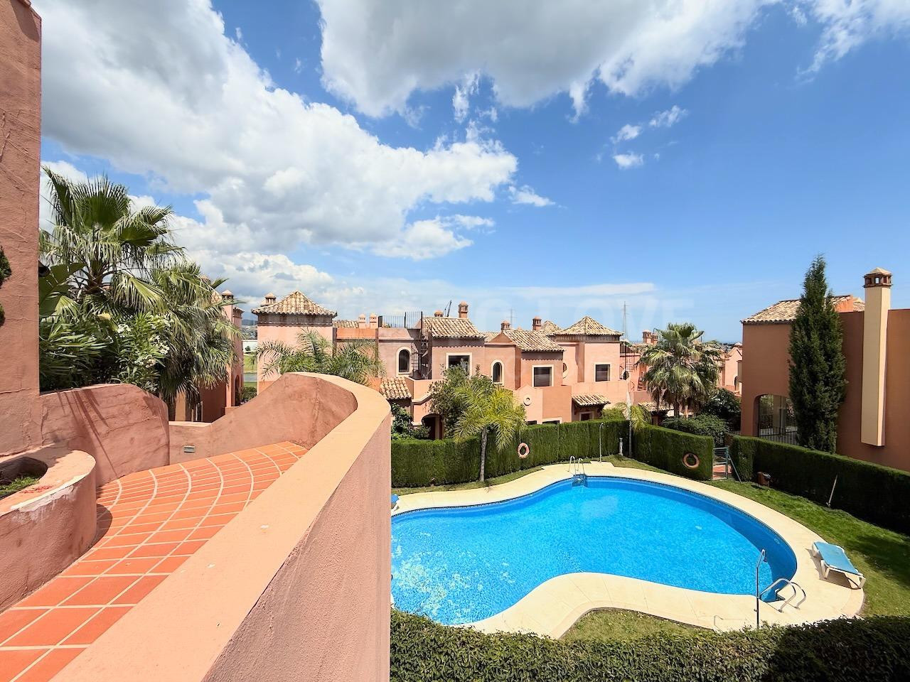 Casa adosada en primera línea de golf, 3 dormitorios, 3 baños y garaje privado, en Azata Golf, Estepona Oeste