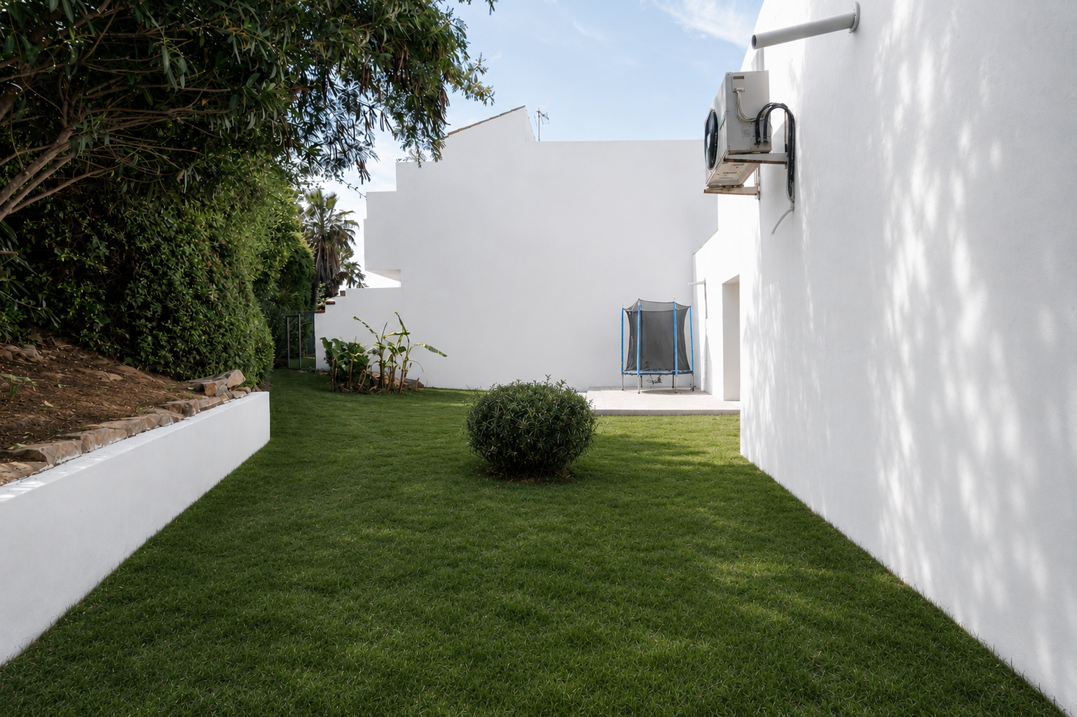 Spacious townhouse with villa feel in Señorío de Cortés · Photo 17