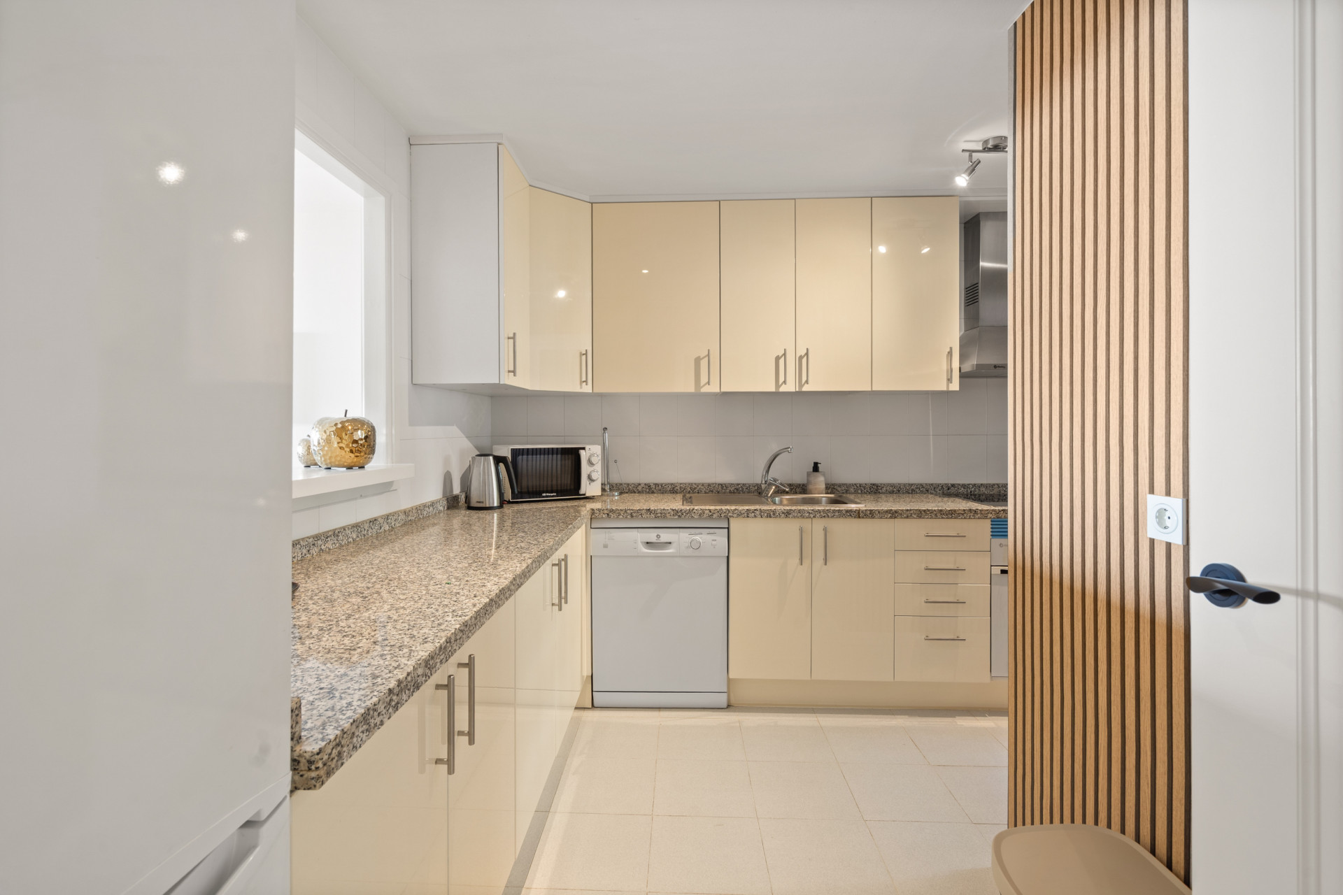 Moderno Apartamento de Dos Dormitorios con Vistas Panorámicas al Mar en Duquesa Village, Manilva