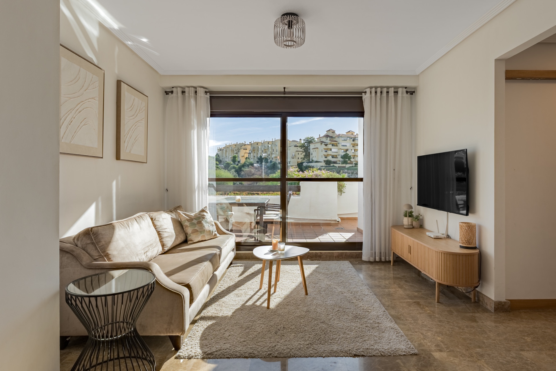 Precioso Apartamento de Dos Dormitorios con Vistas a la Piscina en Golf Hills, Estepona
