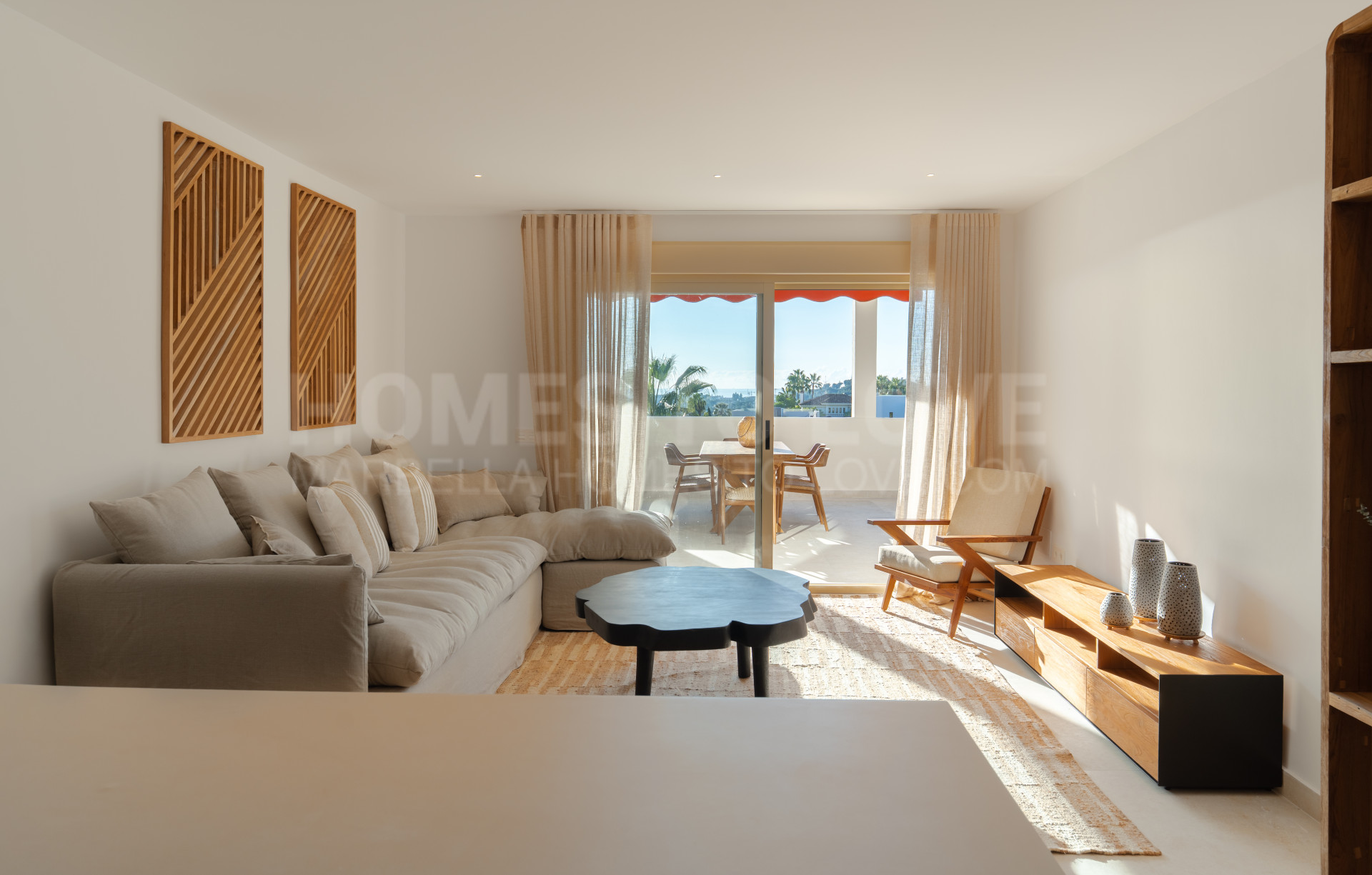 Apartamento de 3 Dormitorios recién reformado con vistas al mar y la montaña en Nueva Andalucia