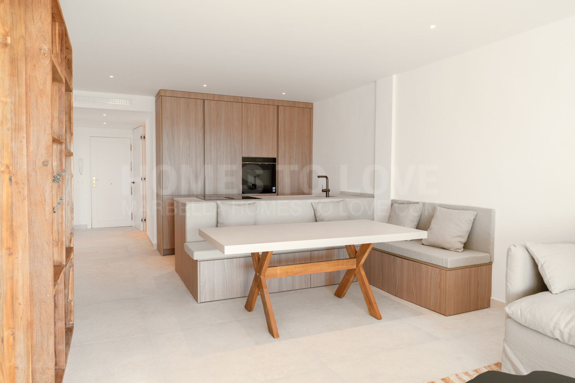 Apartamento de 3 Dormitorios recién reformado con vistas al mar y la montaña en Nueva Andalucia