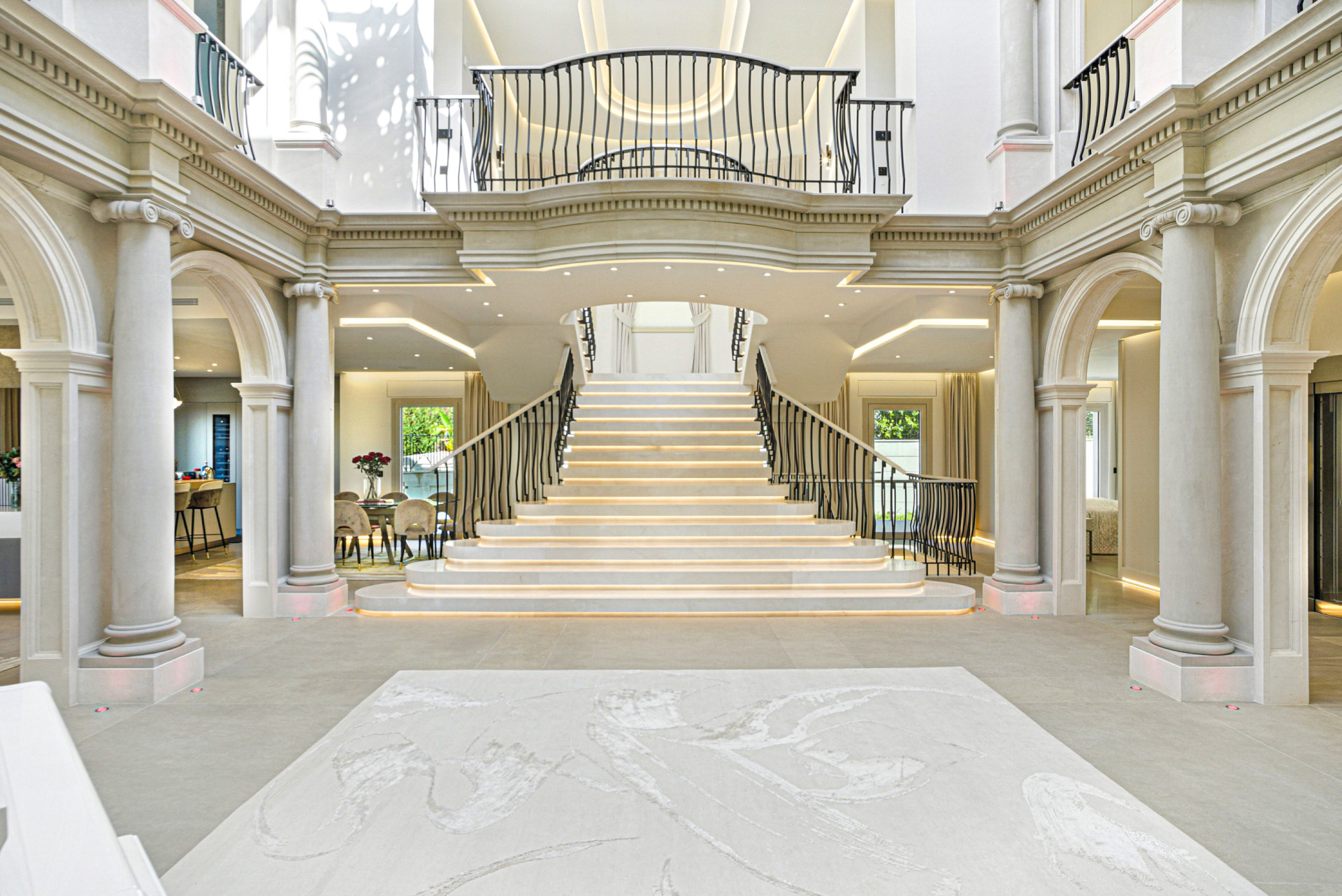Una Finca Contemporánea Icónica con Vistas Panorámicas al Mar y la Montaña en Sierra Blanca