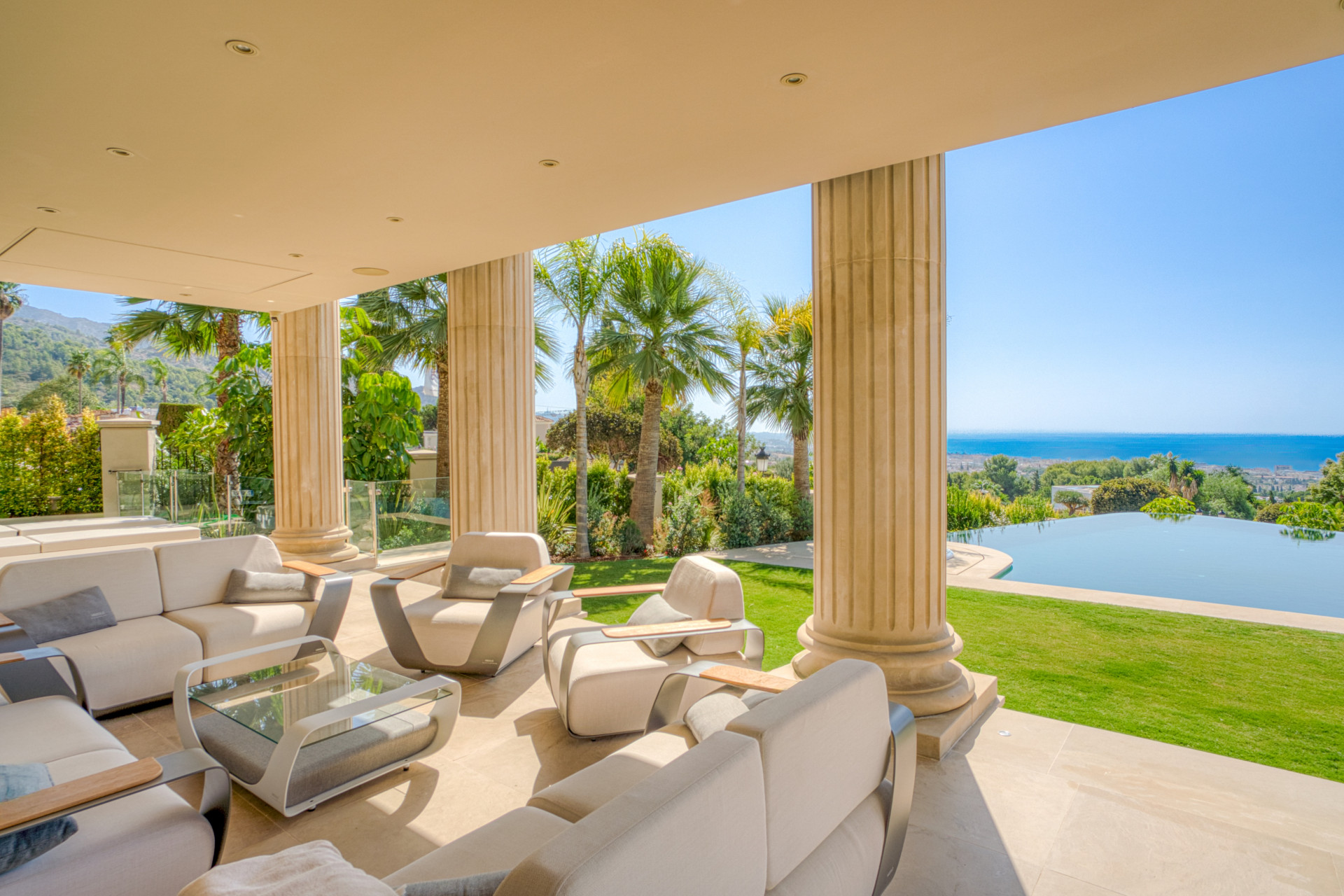 Una Finca Contemporánea Icónica con Vistas Panorámicas al Mar y la Montaña en Sierra Blanca