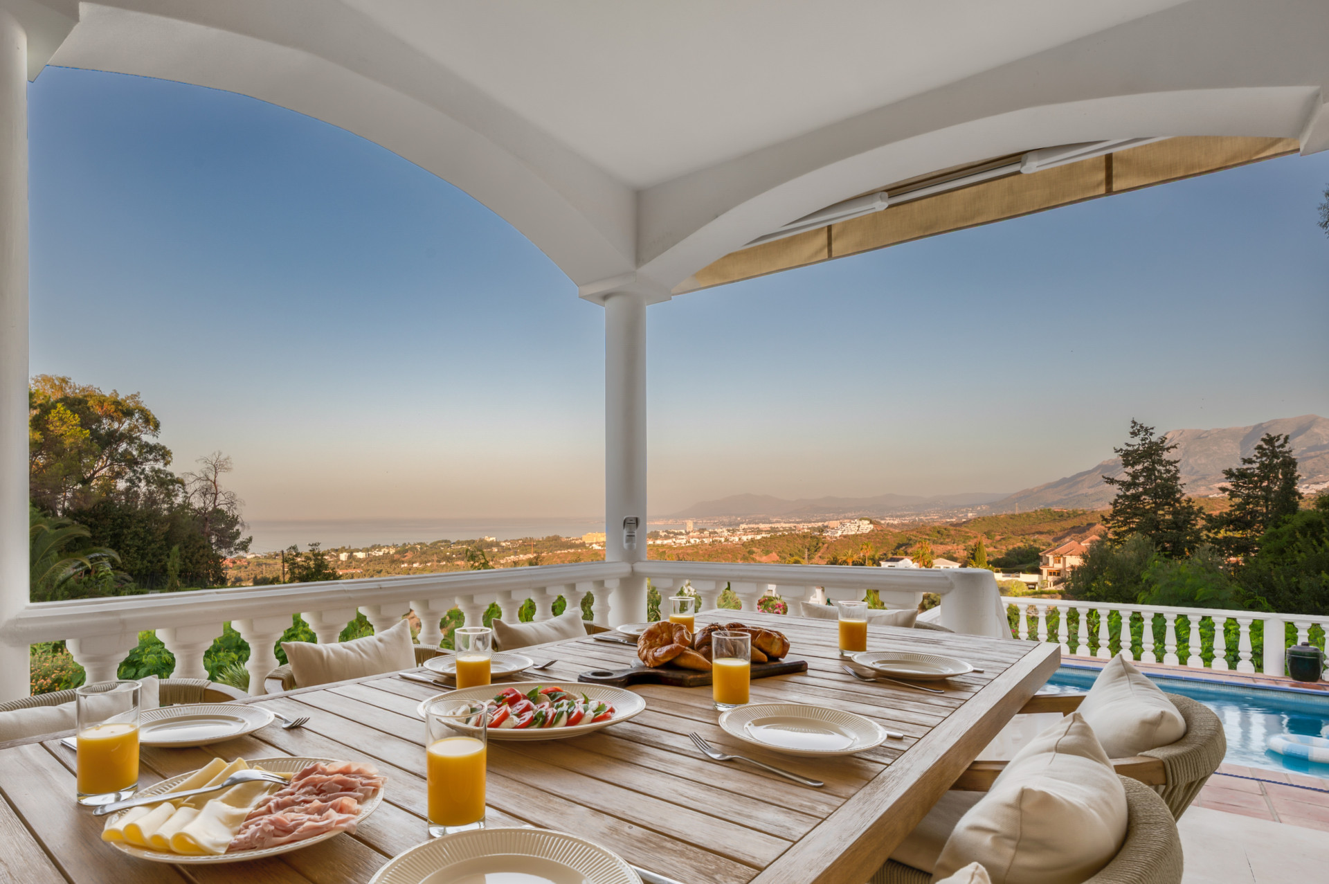 Villa de lujo con vistas panorámicas al mar y a La Concha en El Rosario, Marbella