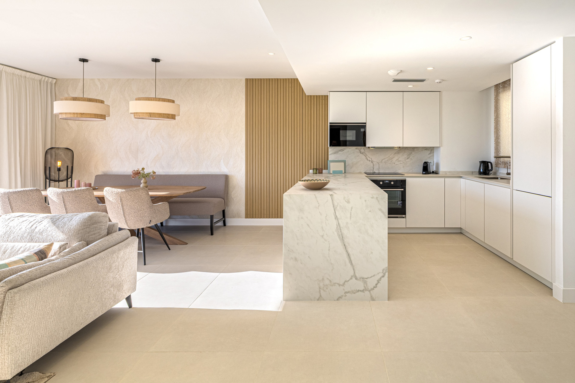 Moderno Ático de 2 Dormitorios con gran terraza y vistas espectaculares al mar en Lomas del Higuerón