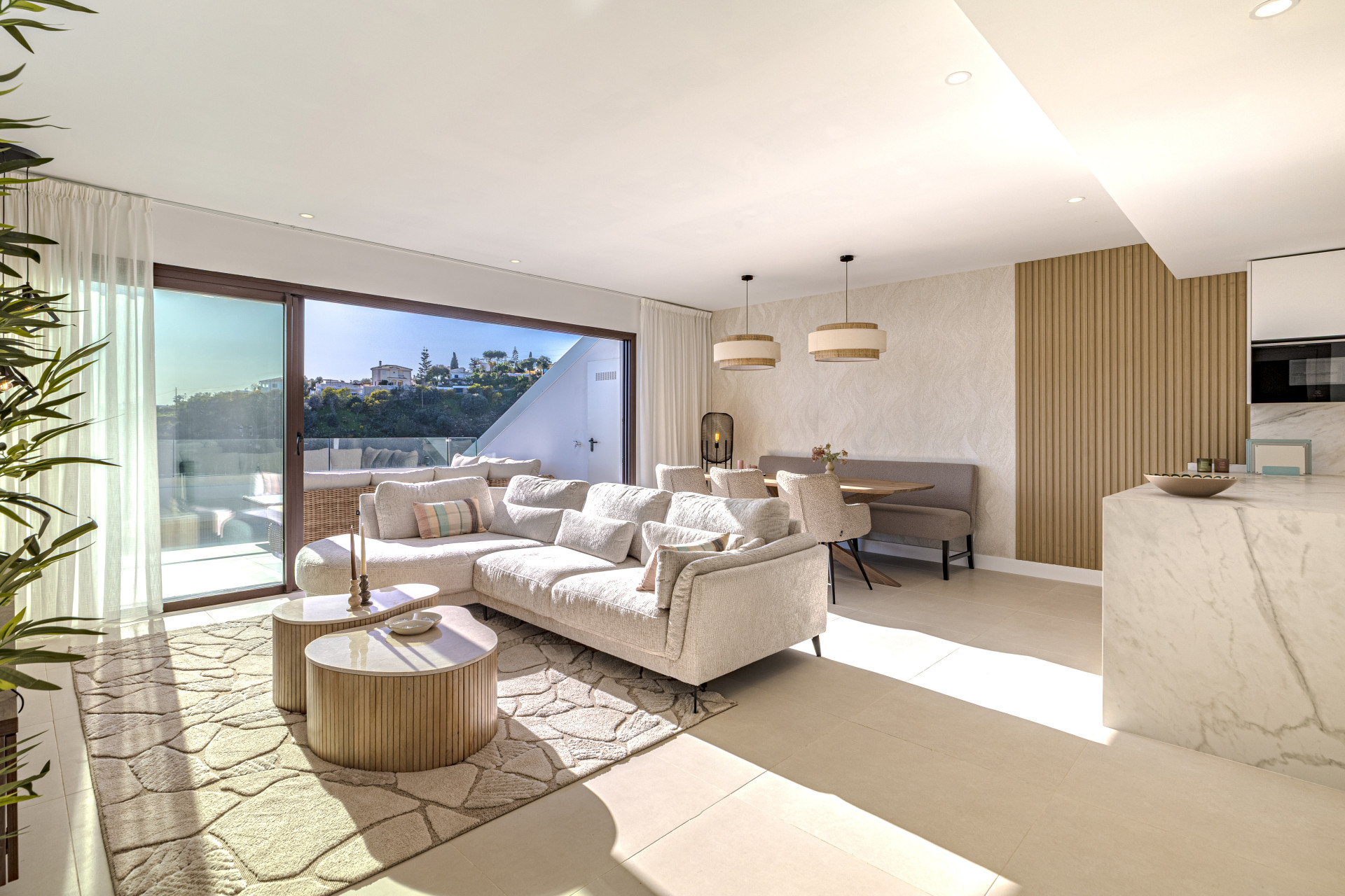 Moderno Ático de 2 Dormitorios con gran terraza y vistas espectaculares al mar en Lomas del Higuerón