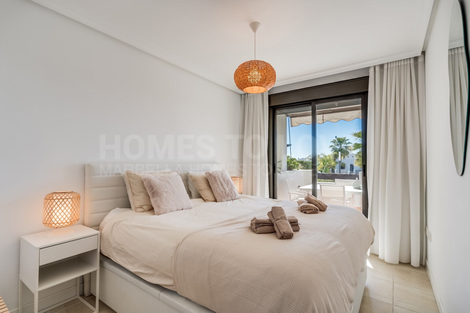 Apartamento en Planta Baja con Jardín Privado y Licencia Turística en Sunset Golf, Estepona
