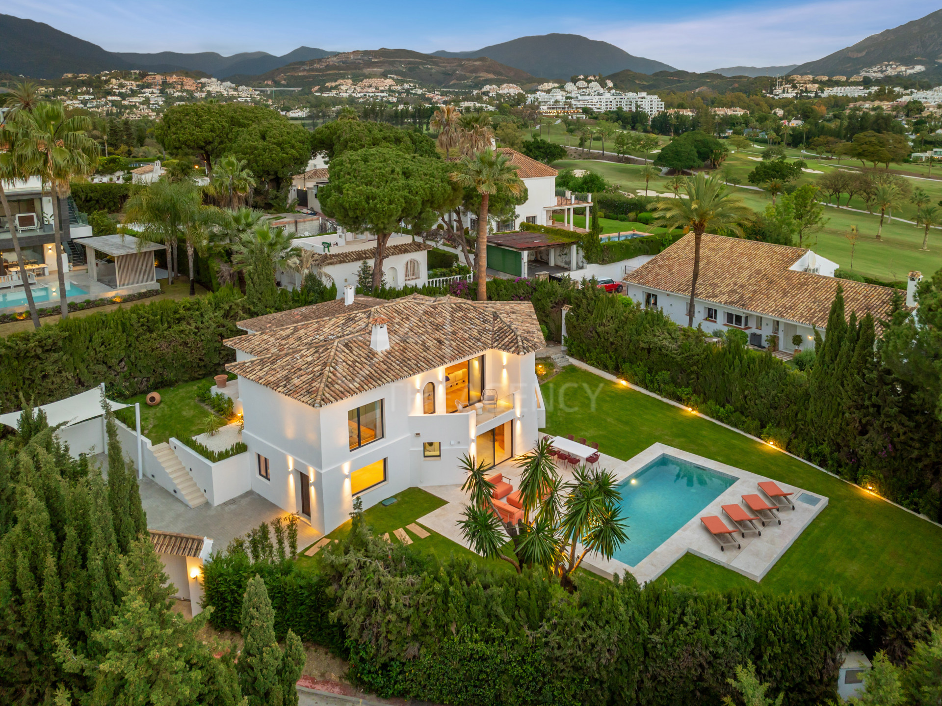 Contemporary 4-Bedroom Villa with La Concha Views – Nueva Andalucía