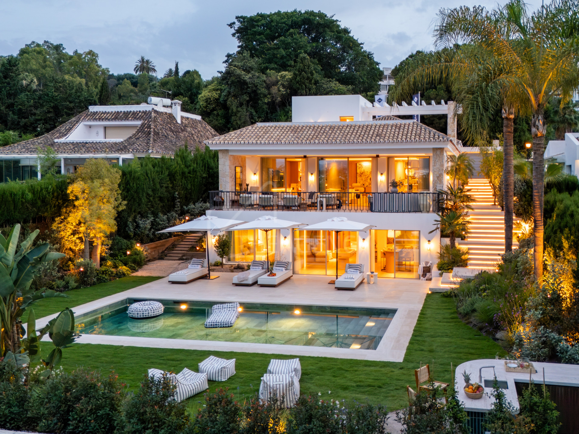 Refined Five-Bedroom Villa with Open-Plan Living and La Concha Views - Nueva Andalucía