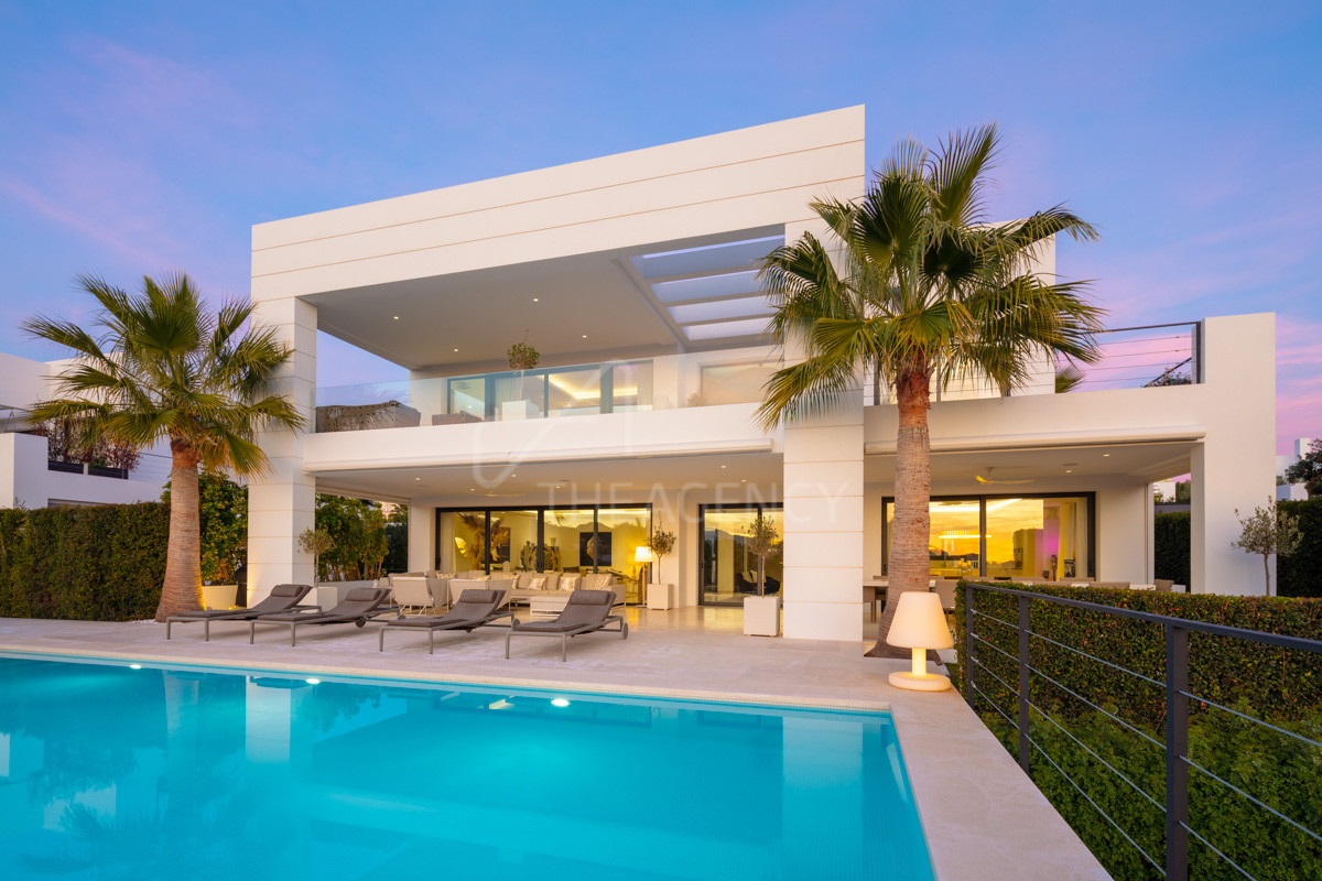 Luxury Modern Villa in Gated Community - Los Olivos, Nueva Andalucia