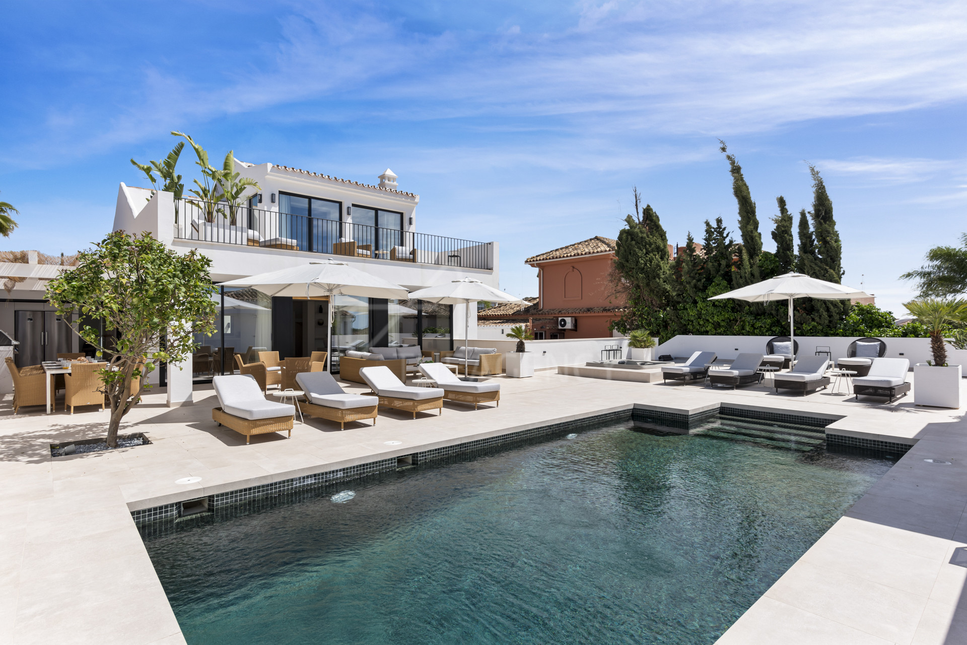 Beachfront Villa – Las Chapas Playa, Marbella
