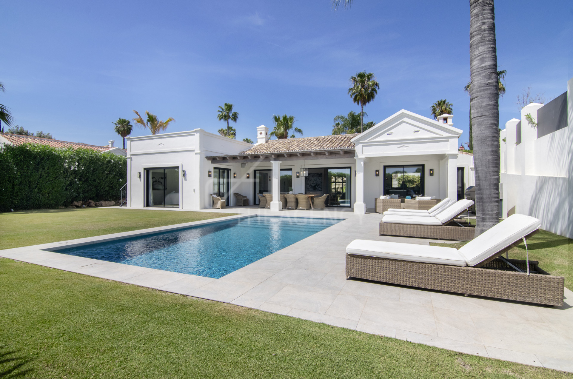 Beautiful Renovated Villa Close to Los Naranjos Golf