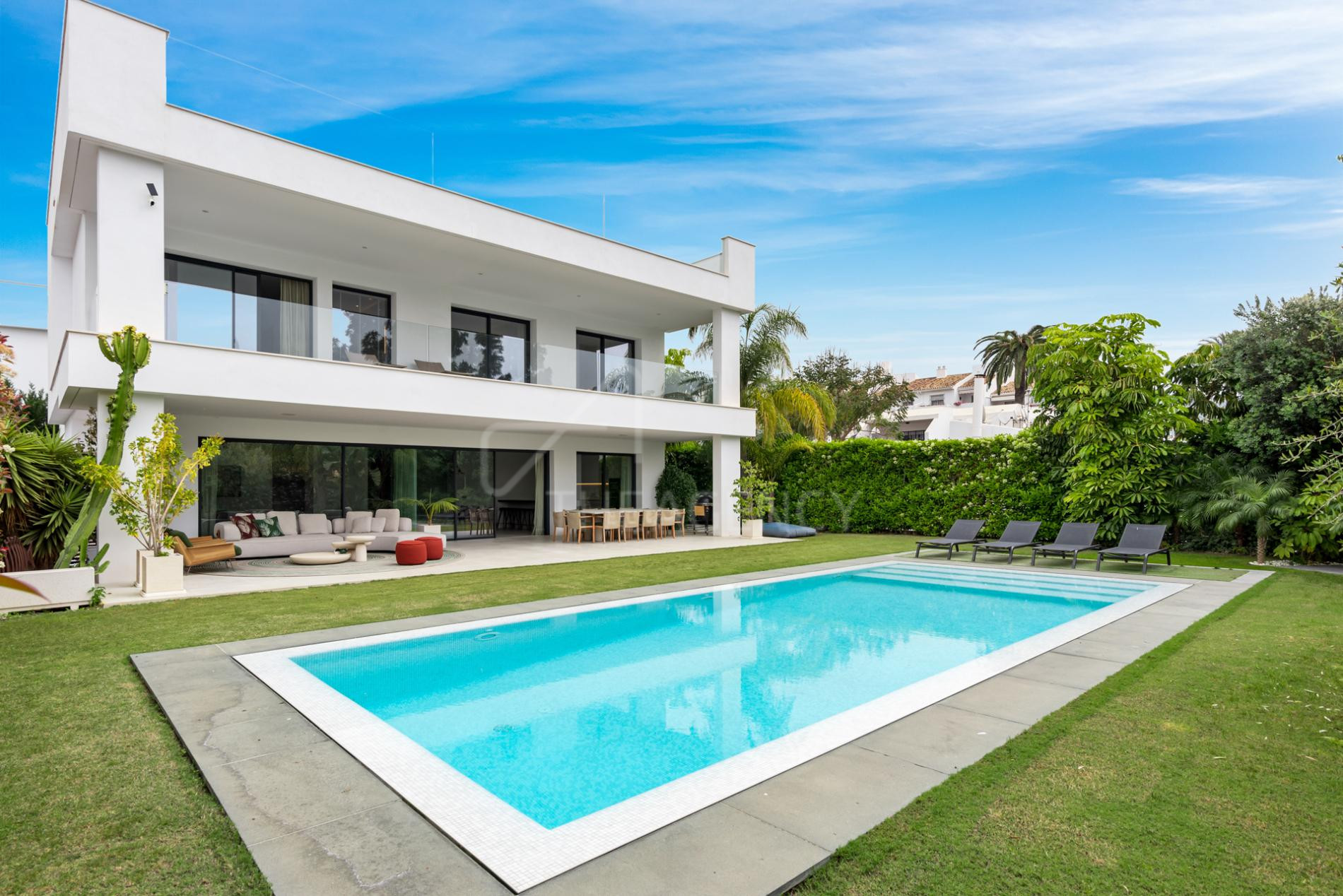 Exquisite Modern Villa with Luxury Features, Minutes from Puerto Banús