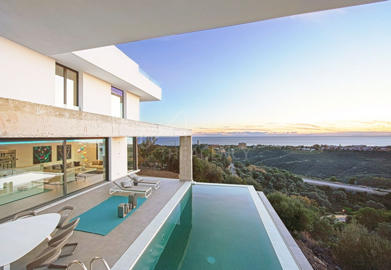Impressive Modern Villa with Spa, Gym, and Panoramic Views in Altos de Marbella