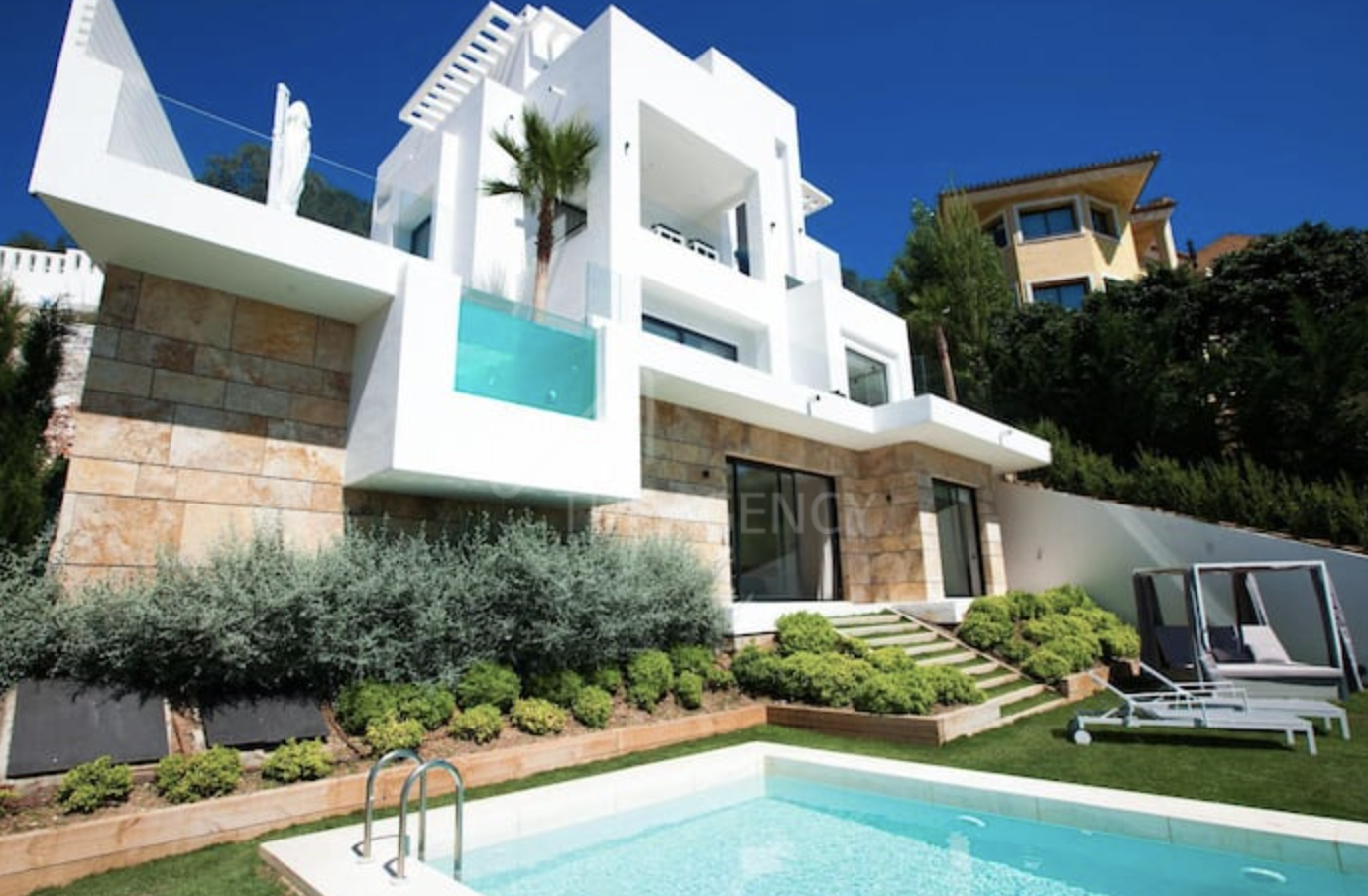 Modern Villa for Rent with Stunning Sea Views in Marbella East