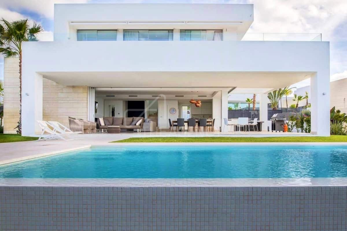 Modern Villa with Stunning Sea and Mountain Views in Marbella, Las Chapas