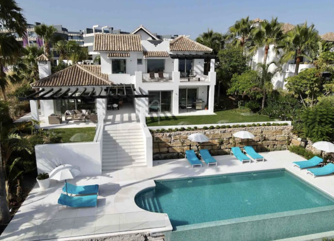 Charming Andalusian Villa with 5 Bedrooms and Sea Views in La Resina, Estepona