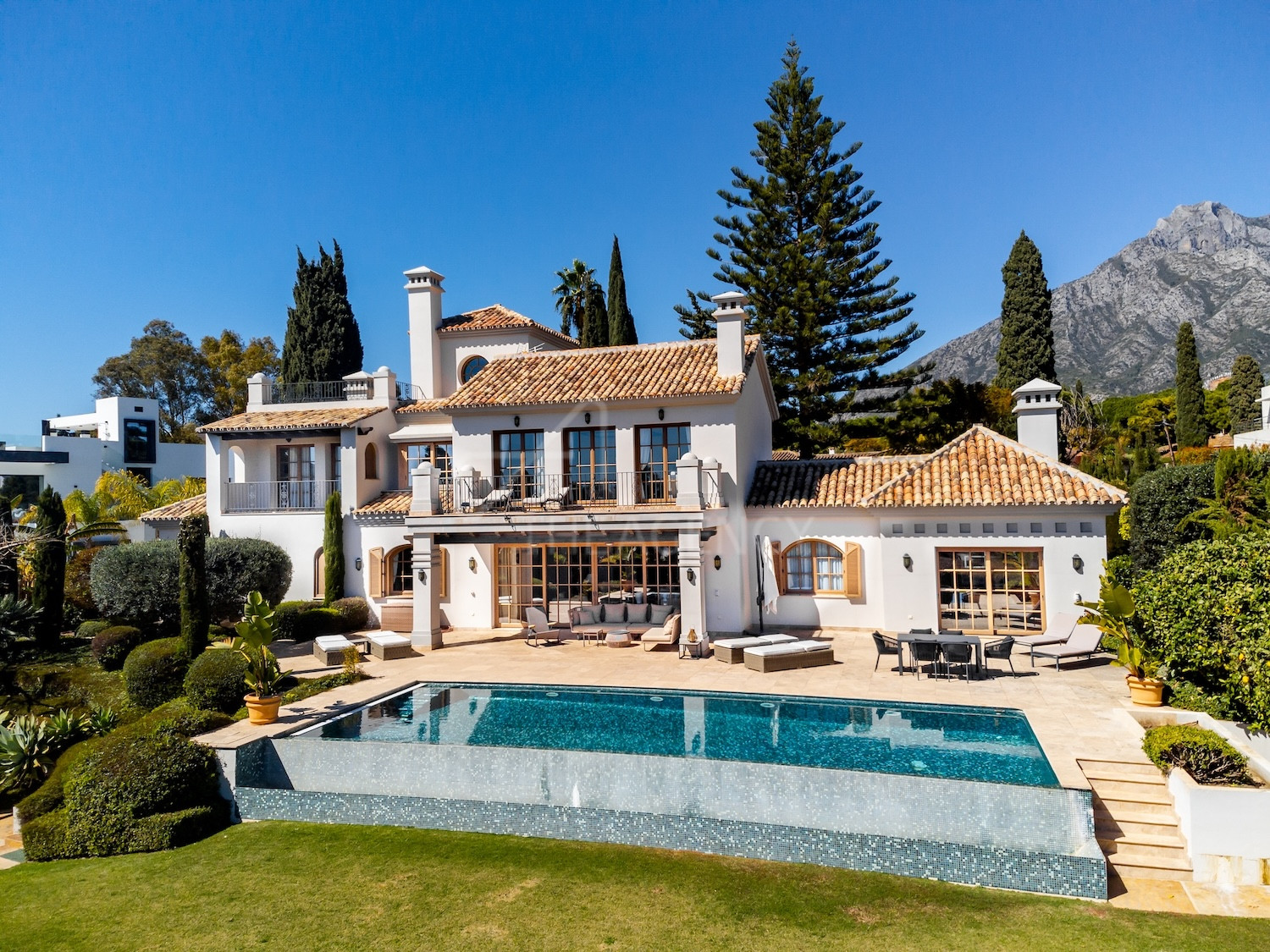 Stunning Villa with Mountain and Sea Views on Marbella’s Golden Mile