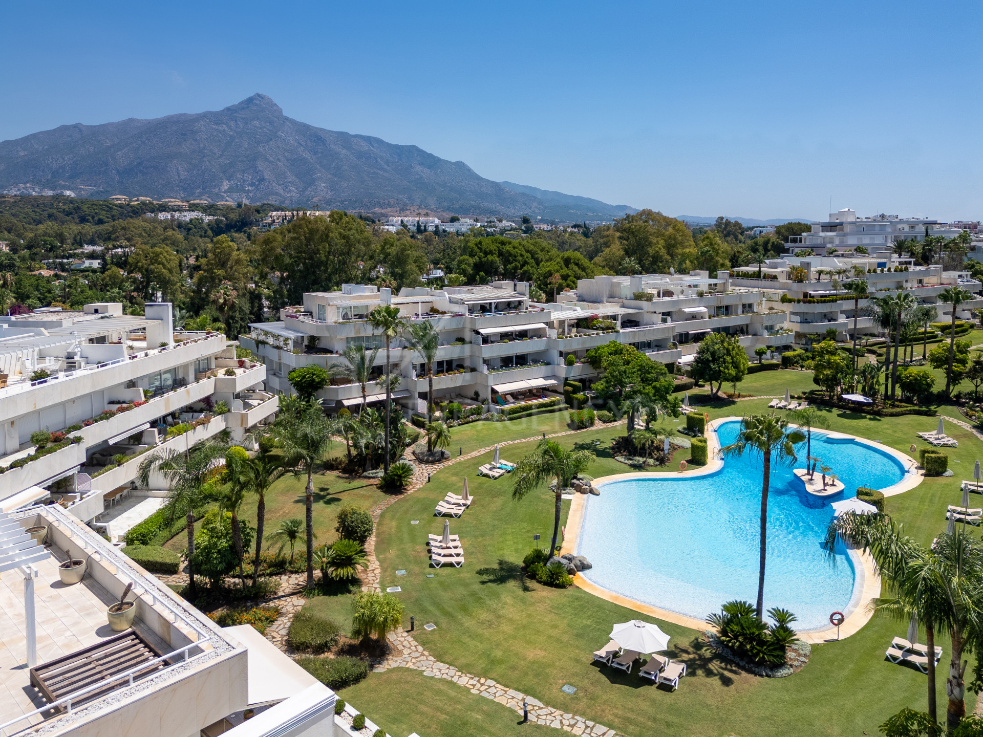 Beautiful 2-Bedroom Apartment in Gated Community – Nueva Andalucía, Marbella
