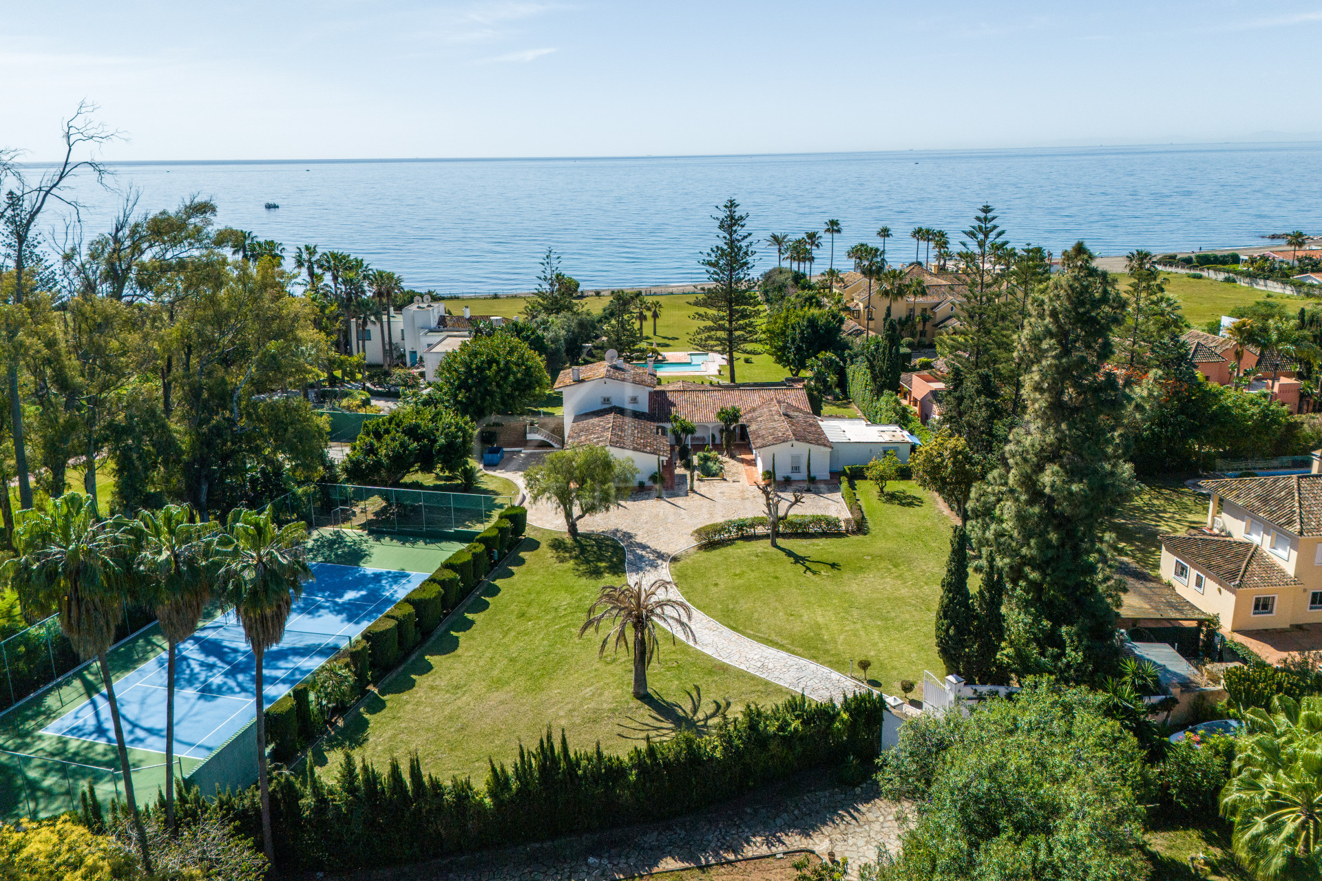 Villa La Sirena - Charming Beachfront Villa with Private Tennis Court - Guadalmina Baja, San Pedro de Alcantara