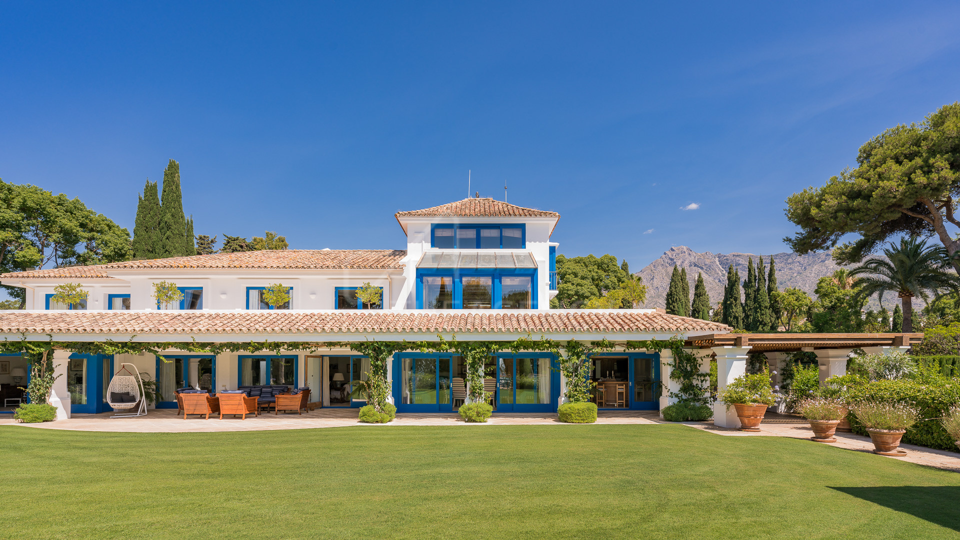 Casa Tania, Beachfront Villa on the Marbella Golden Mile