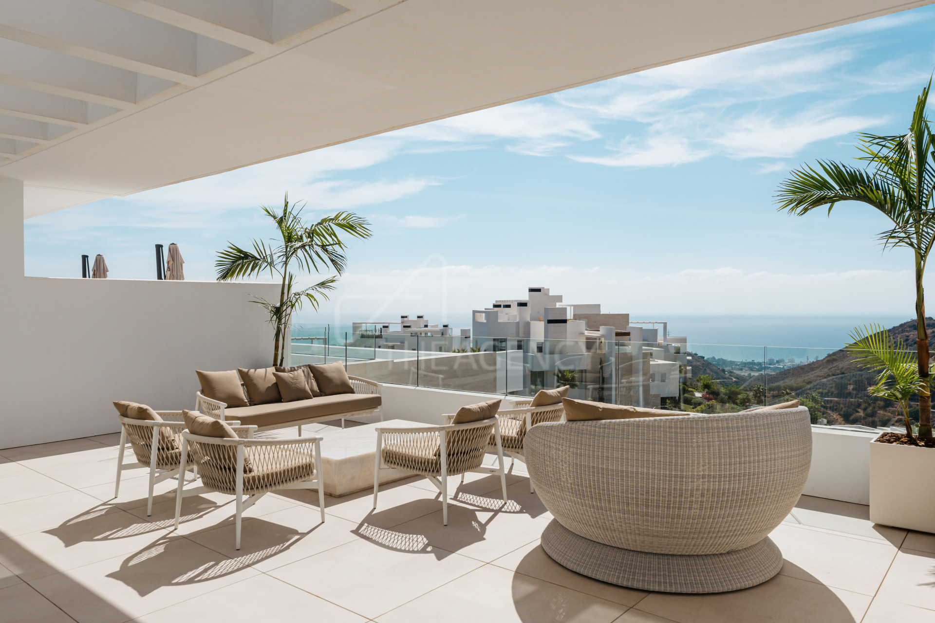 Modern duplex penthouse with panoramic views in Palo Alto, Ojen